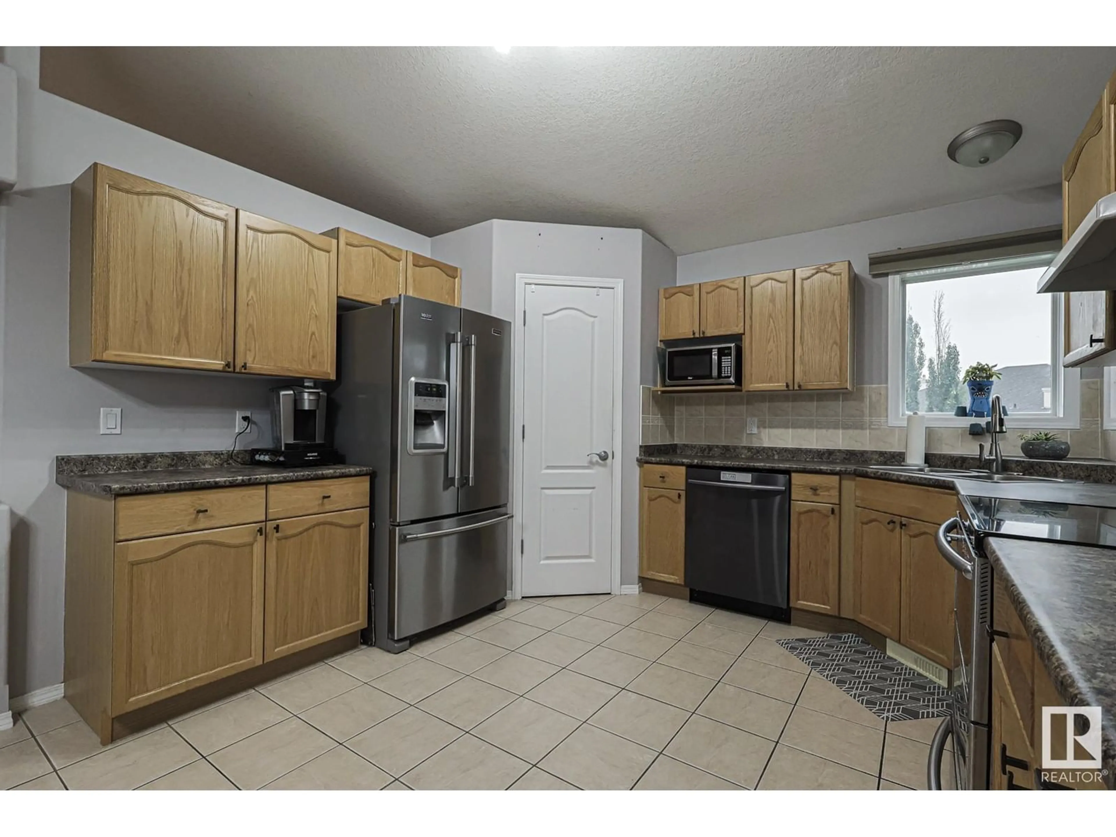 Standard kitchen for 16519 75 ST NW, Edmonton Alberta T5Z3P9