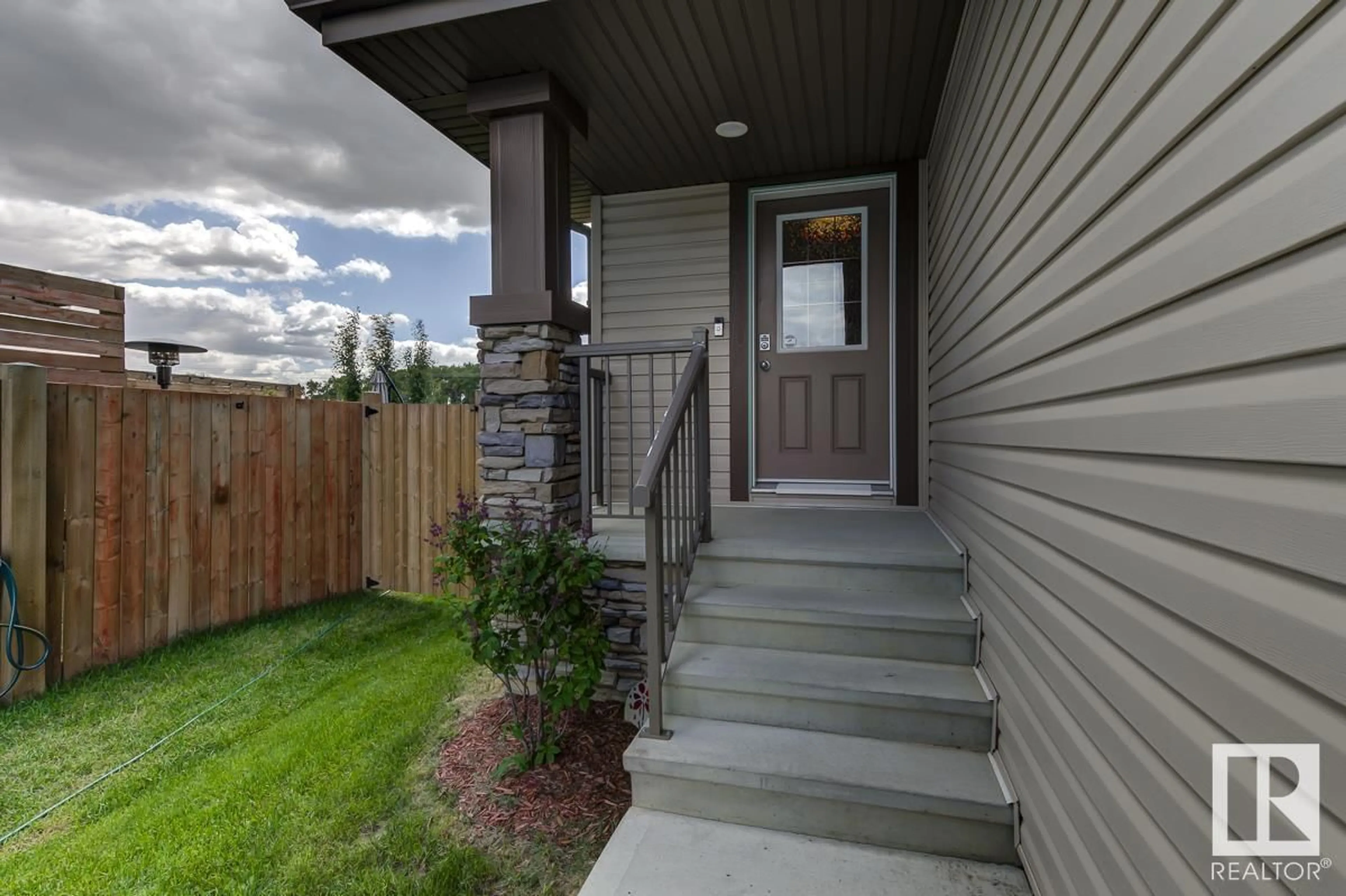 Indoor entryway for 20515 128 AV NW, Edmonton Alberta T5S0L8