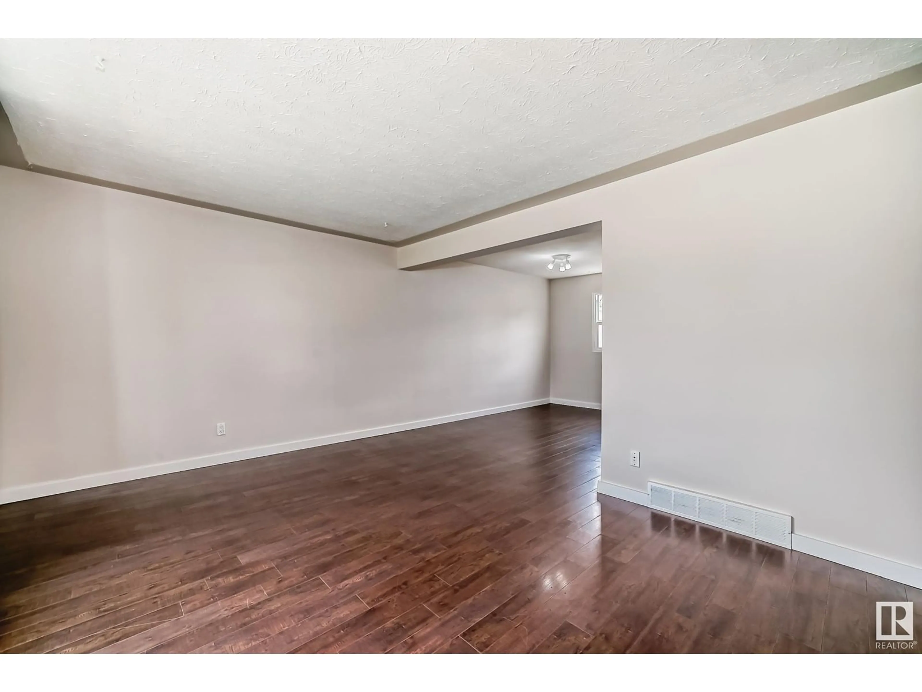 A pic of a room for 13042 122B AV NW, Edmonton Alberta T5L2X2