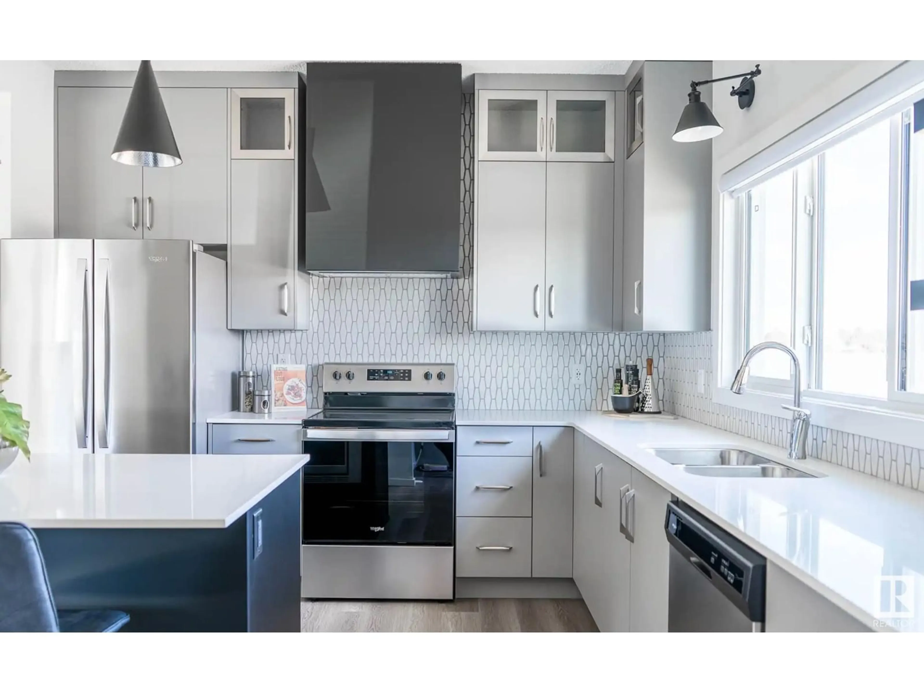 Contemporary kitchen for 3415 169 ST SW, Edmonton Alberta T6W5M4