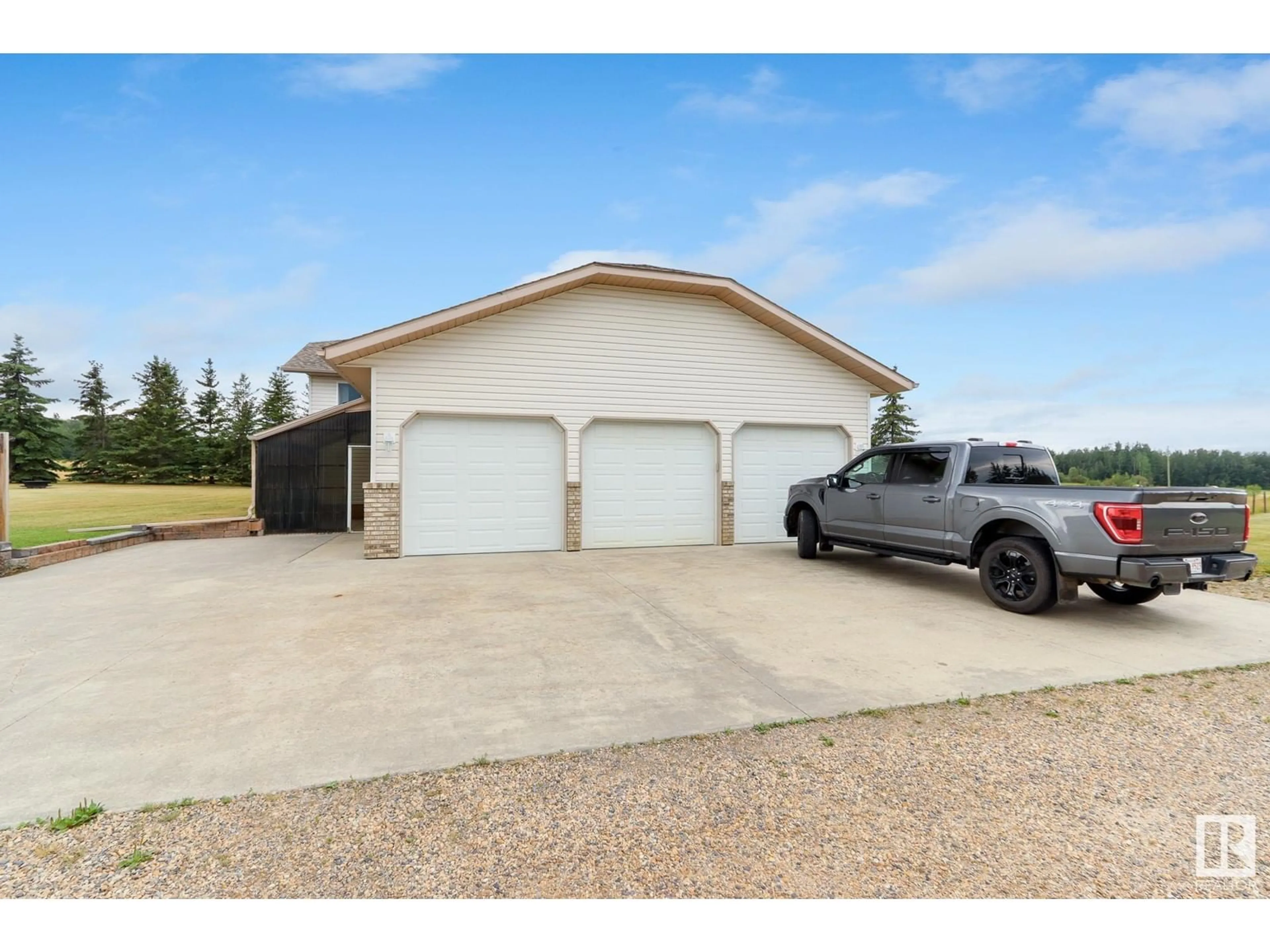 Indoor garage for 7425 Township Rd 494, Rural Brazeau County Alberta T7A0C1