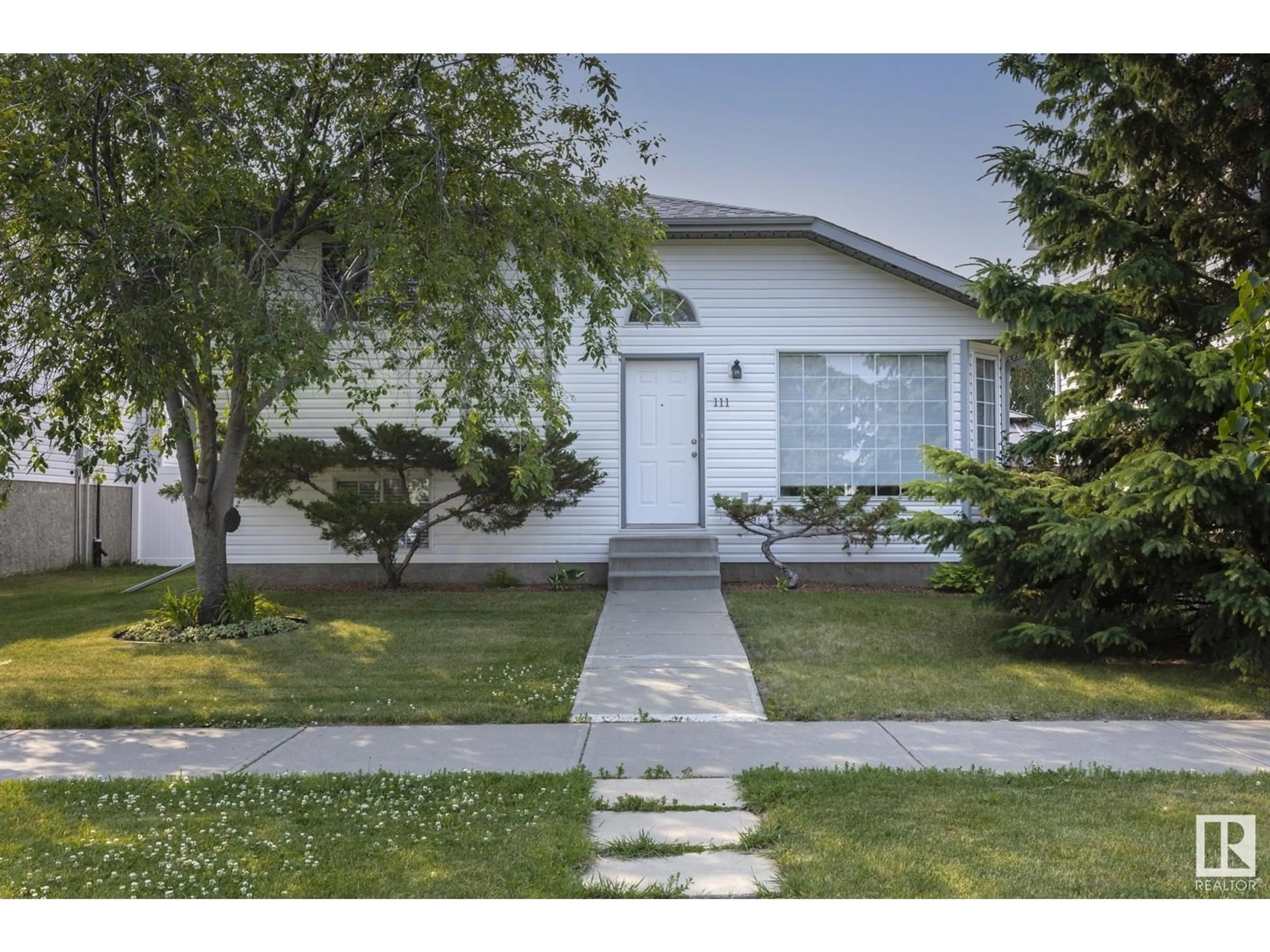 Frontside or backside of a home for 111 DAVIDSON DR, Sherwood Park Alberta T8H1W9