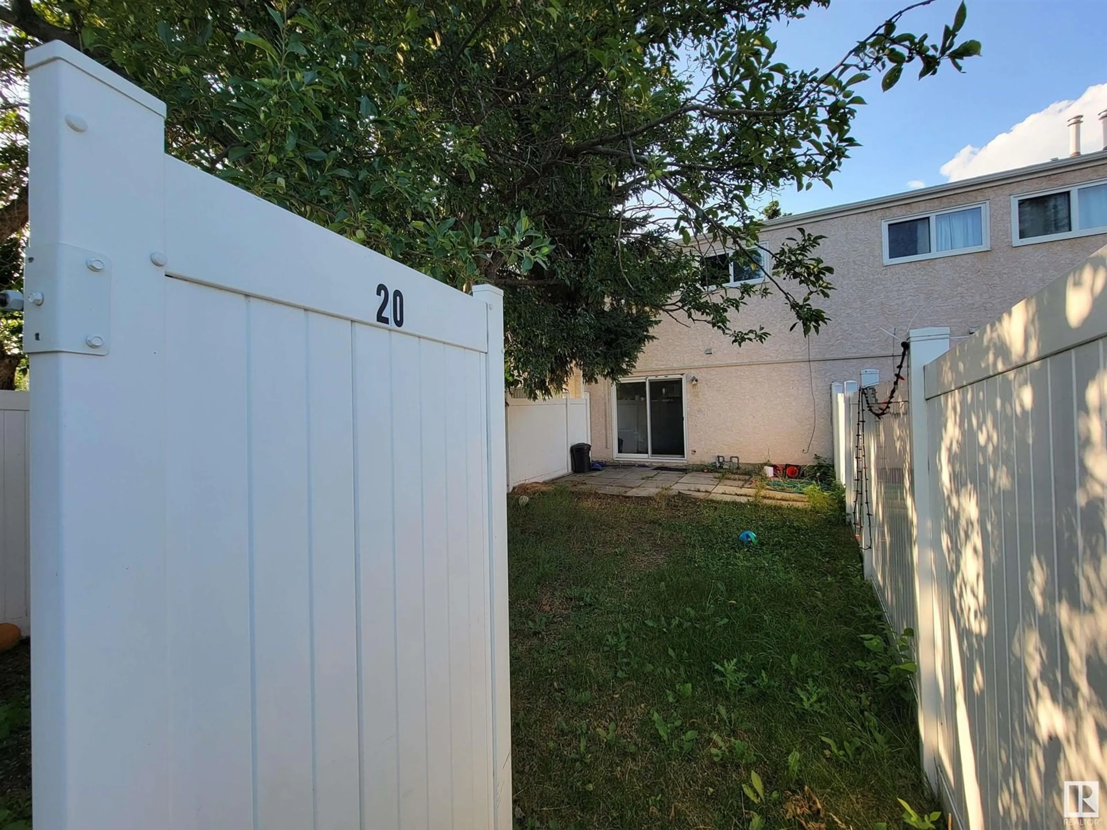 Fenced yard for 20 LAKEWOOD VG NW, Edmonton Alberta T6K2B3