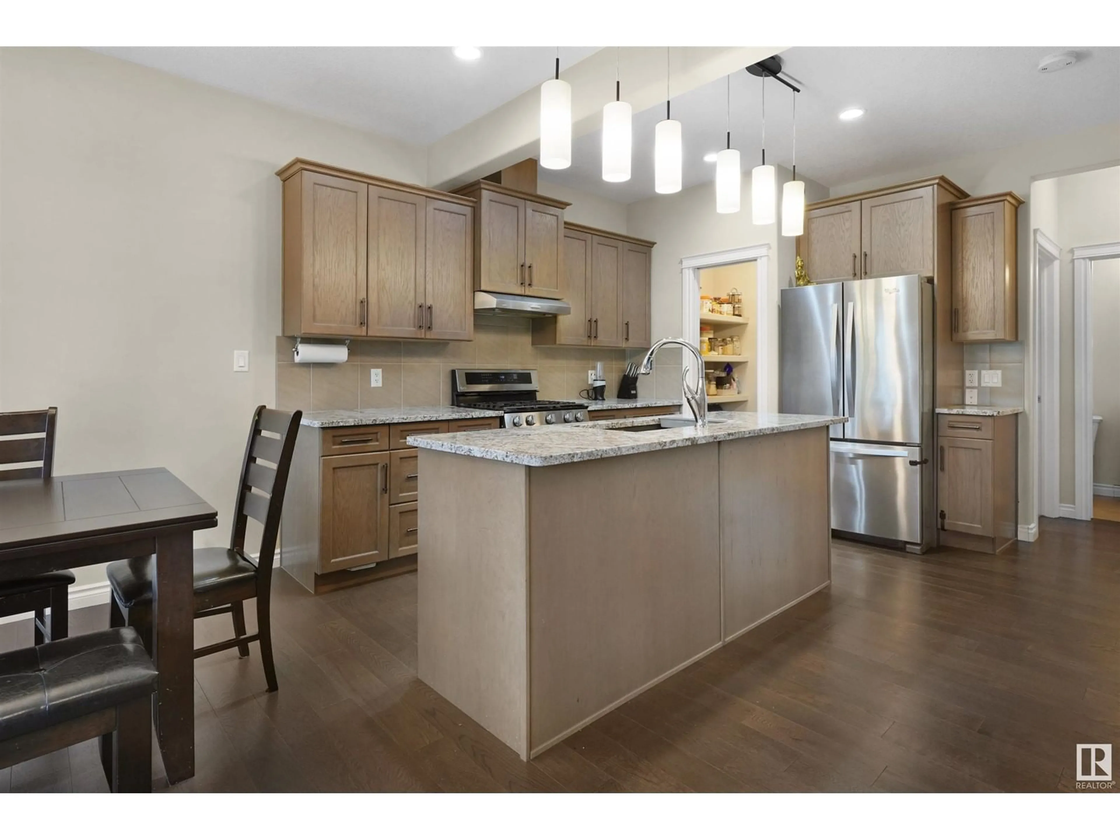 Contemporary kitchen for 1218 30 AV NW, Edmonton Alberta T6T0V7