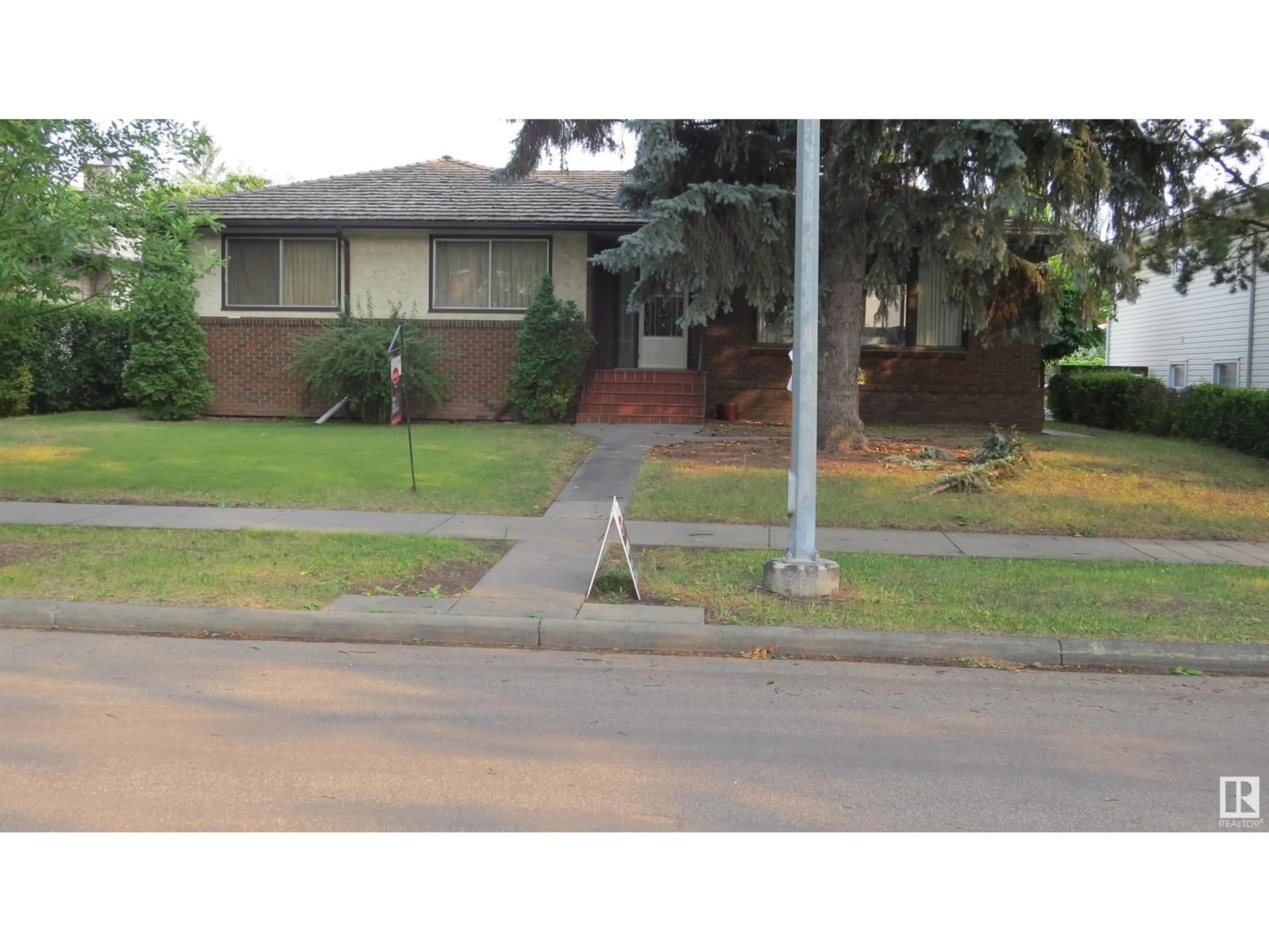Frontside or backside of a home for 9547 81 ST NW, Edmonton Alberta T6C2W4