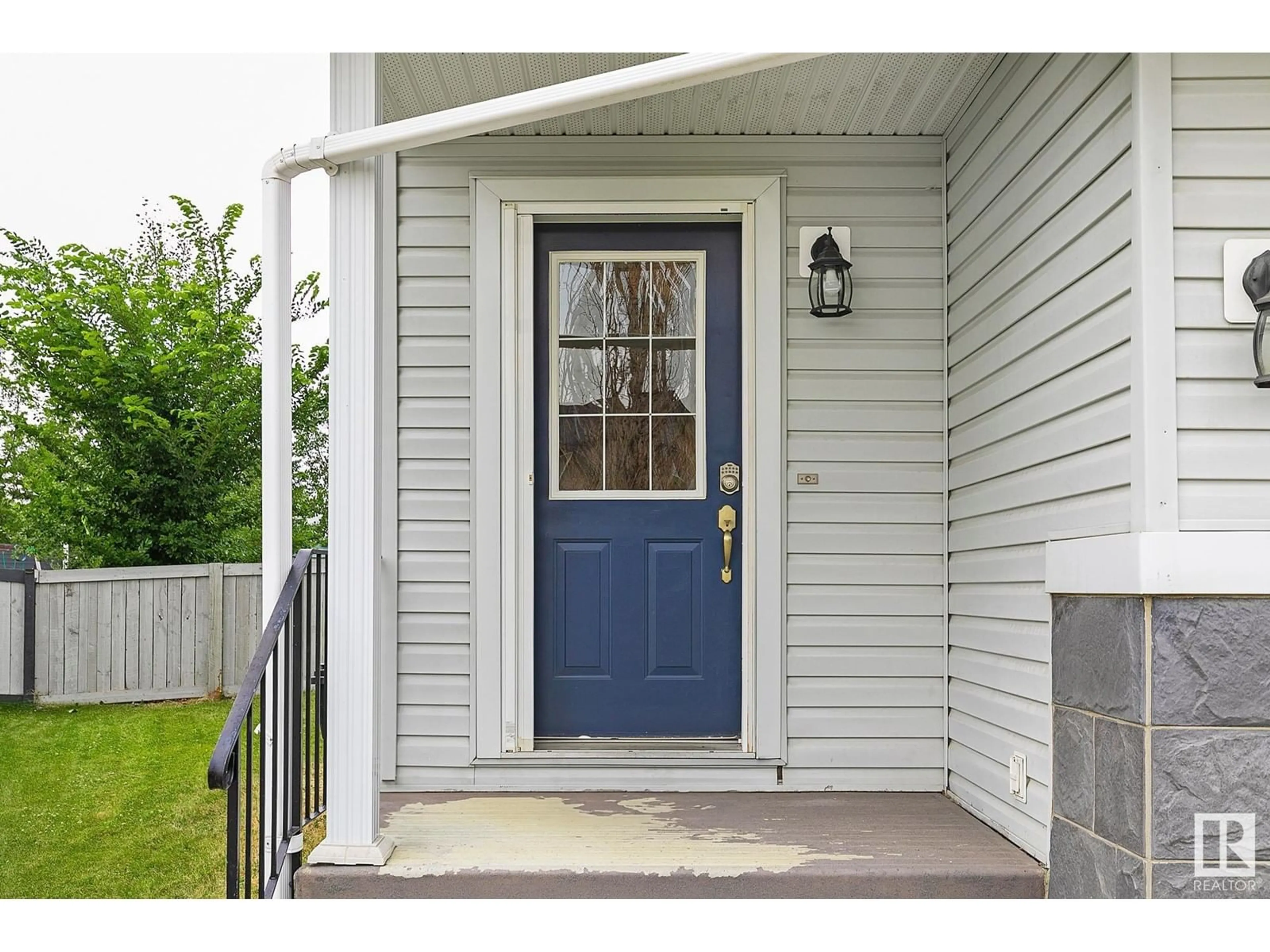 Indoor entryway for 13830 38 ST NW, Edmonton Alberta T5Y3G6