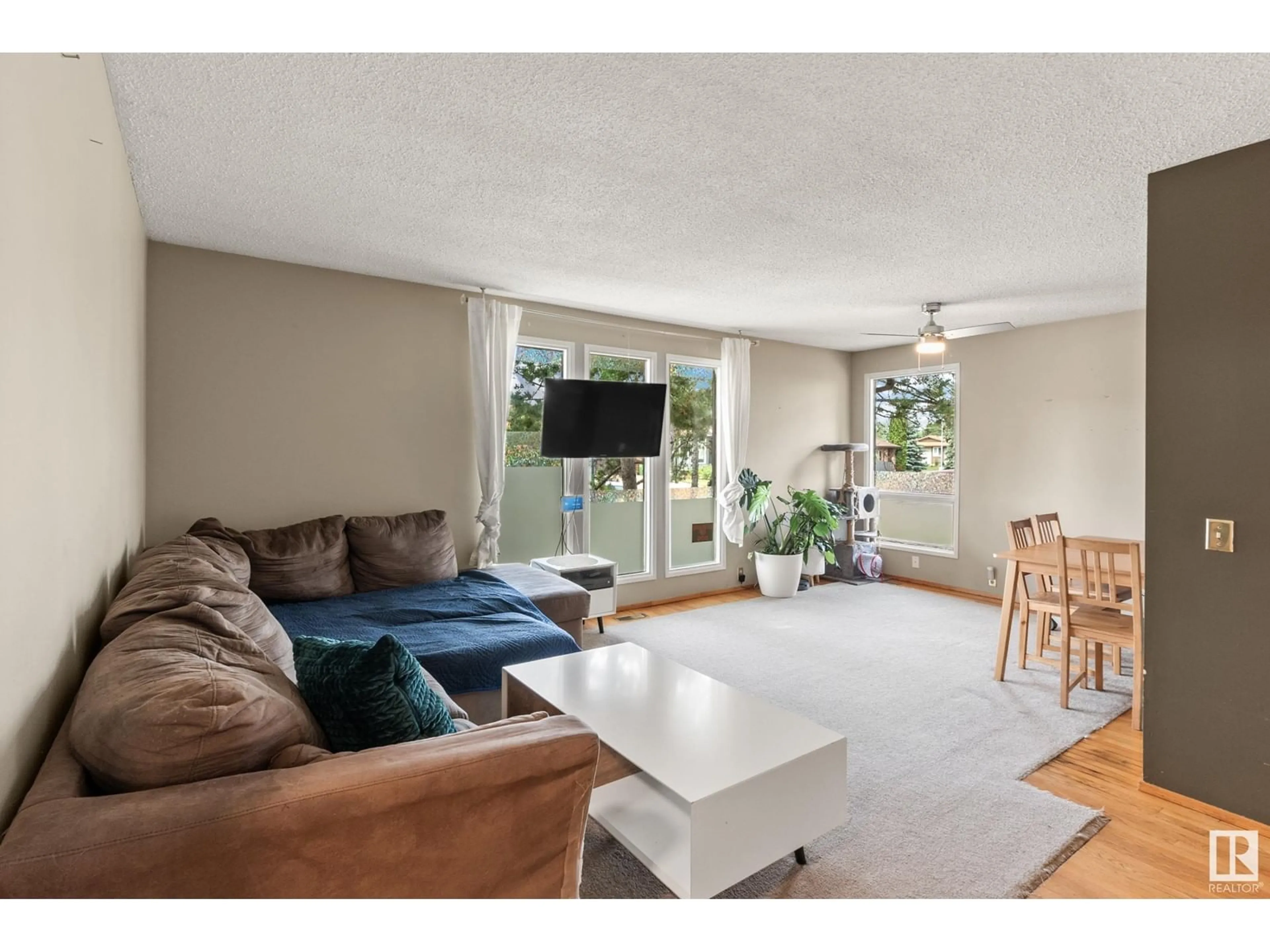 Living room for 14203 21 ST NW, Edmonton Alberta T5Y1C7