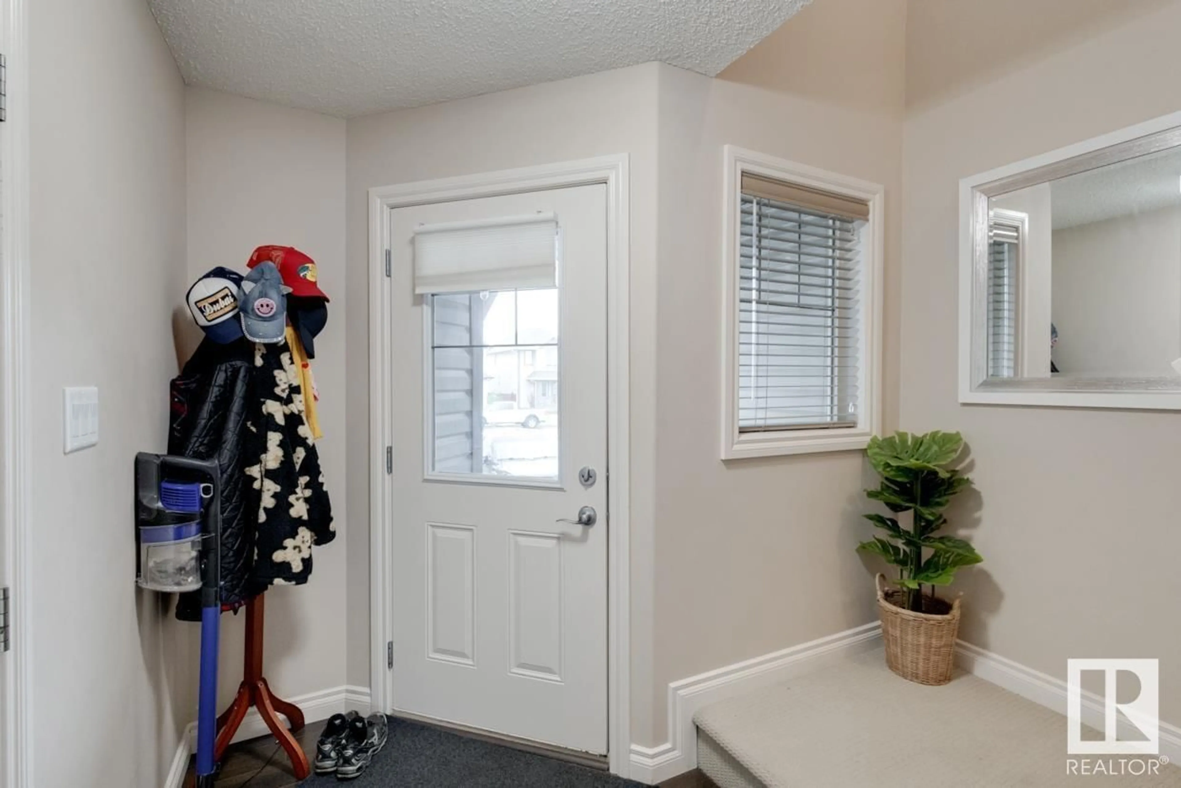 Indoor entryway for 21417 94 AV NW, Edmonton Alberta T5T4E5