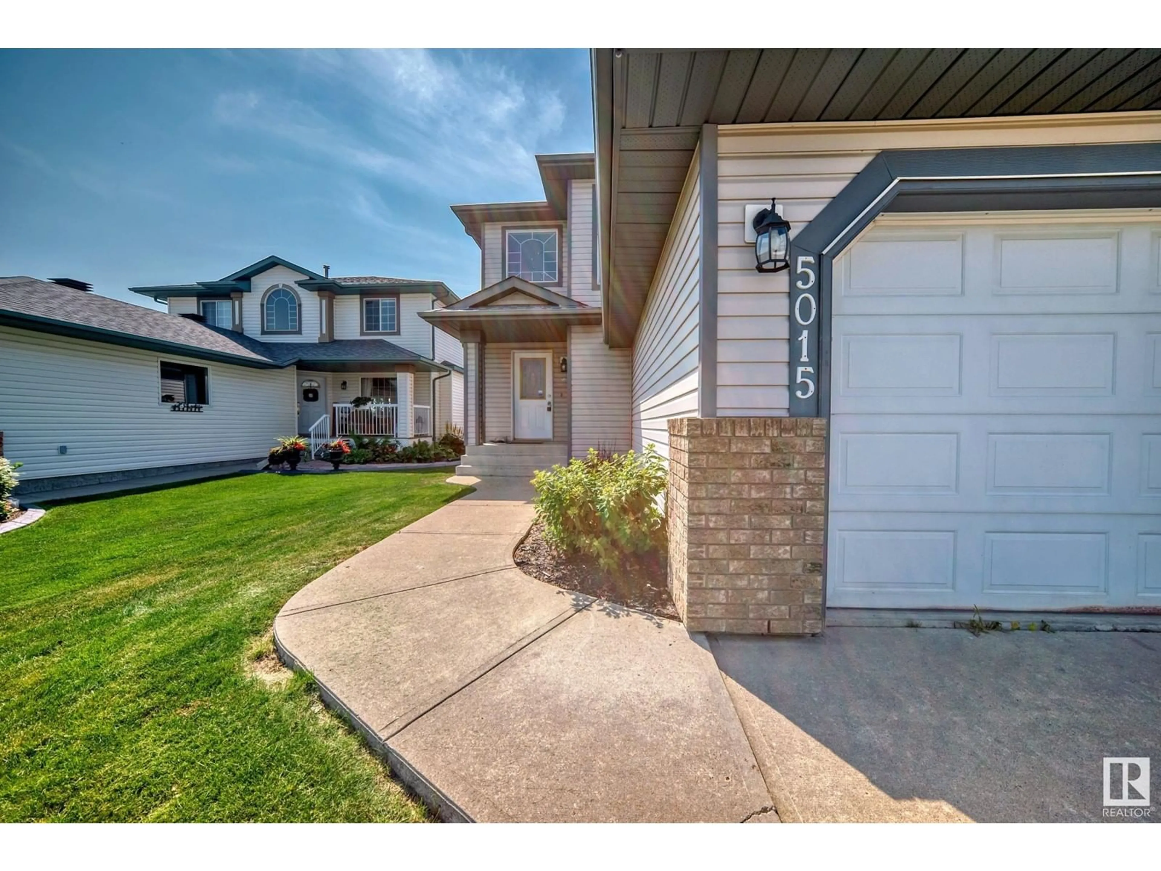 Frontside or backside of a home for 5015 152 A AV NW, Edmonton Alberta T5A5E7
