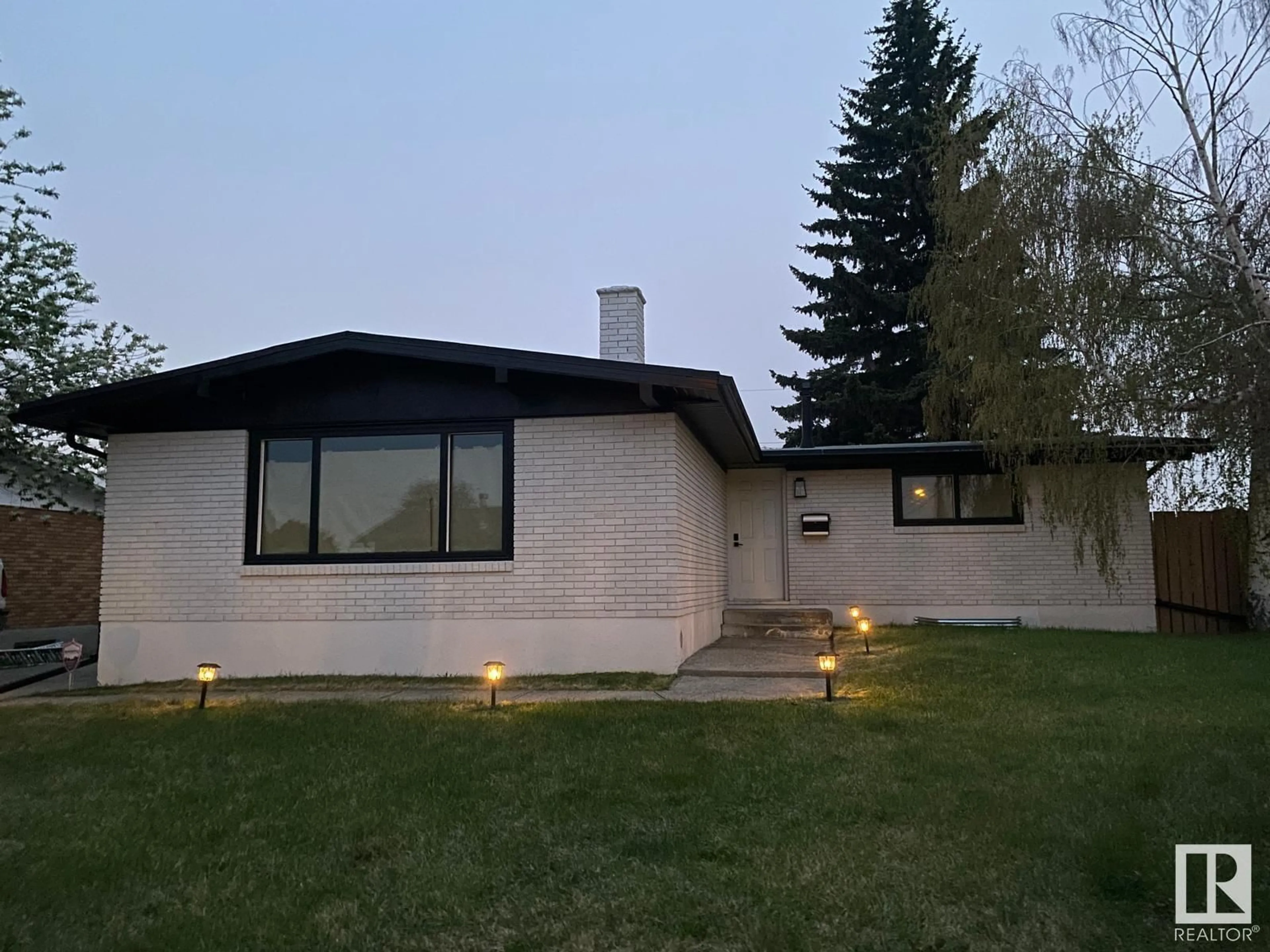 Outside view for 14008 54 ST NW, Edmonton Alberta T5A1L9