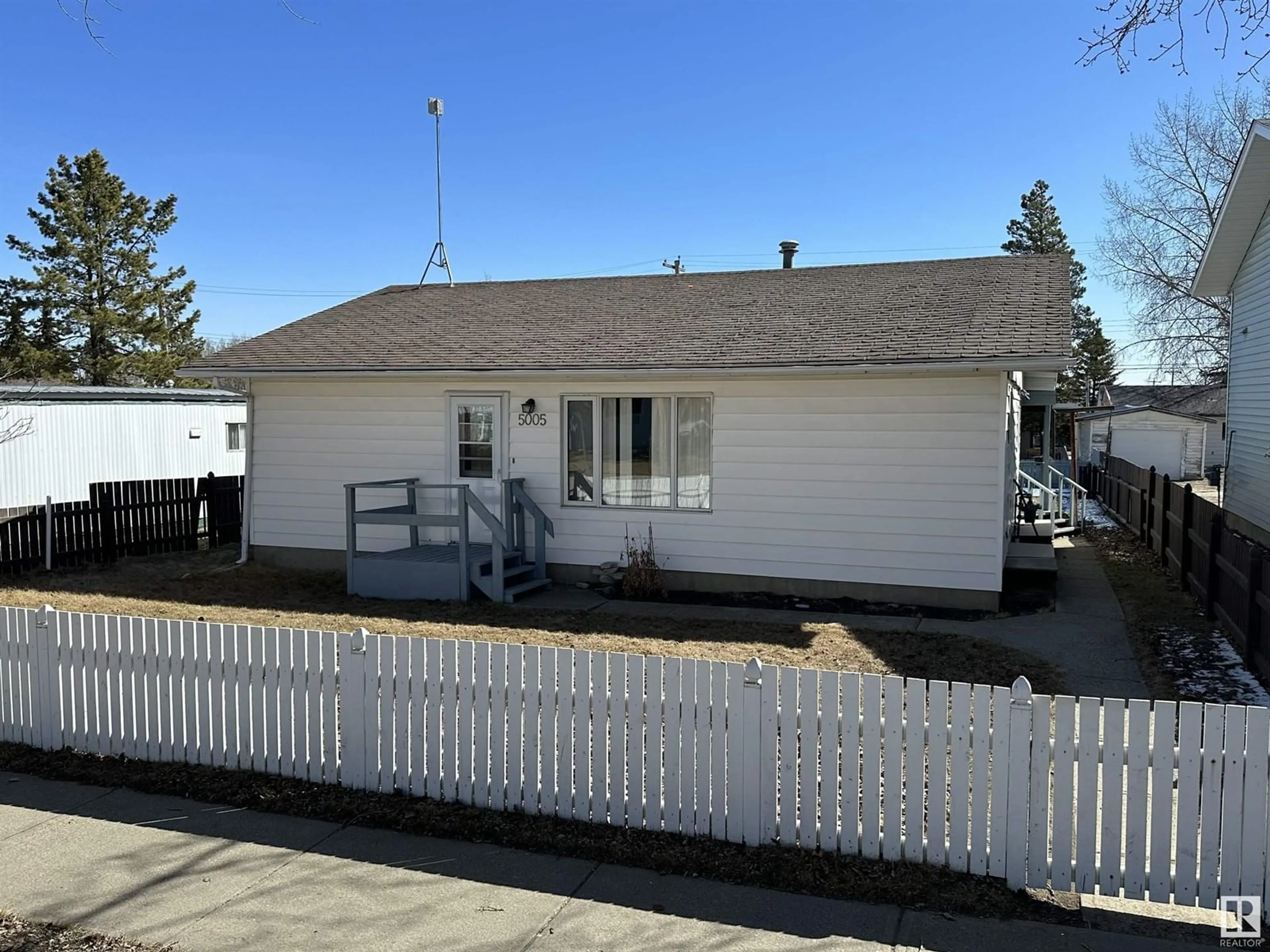 Frontside or backside of a home for 5005 44 ST, Drayton Valley Alberta T7A1B9