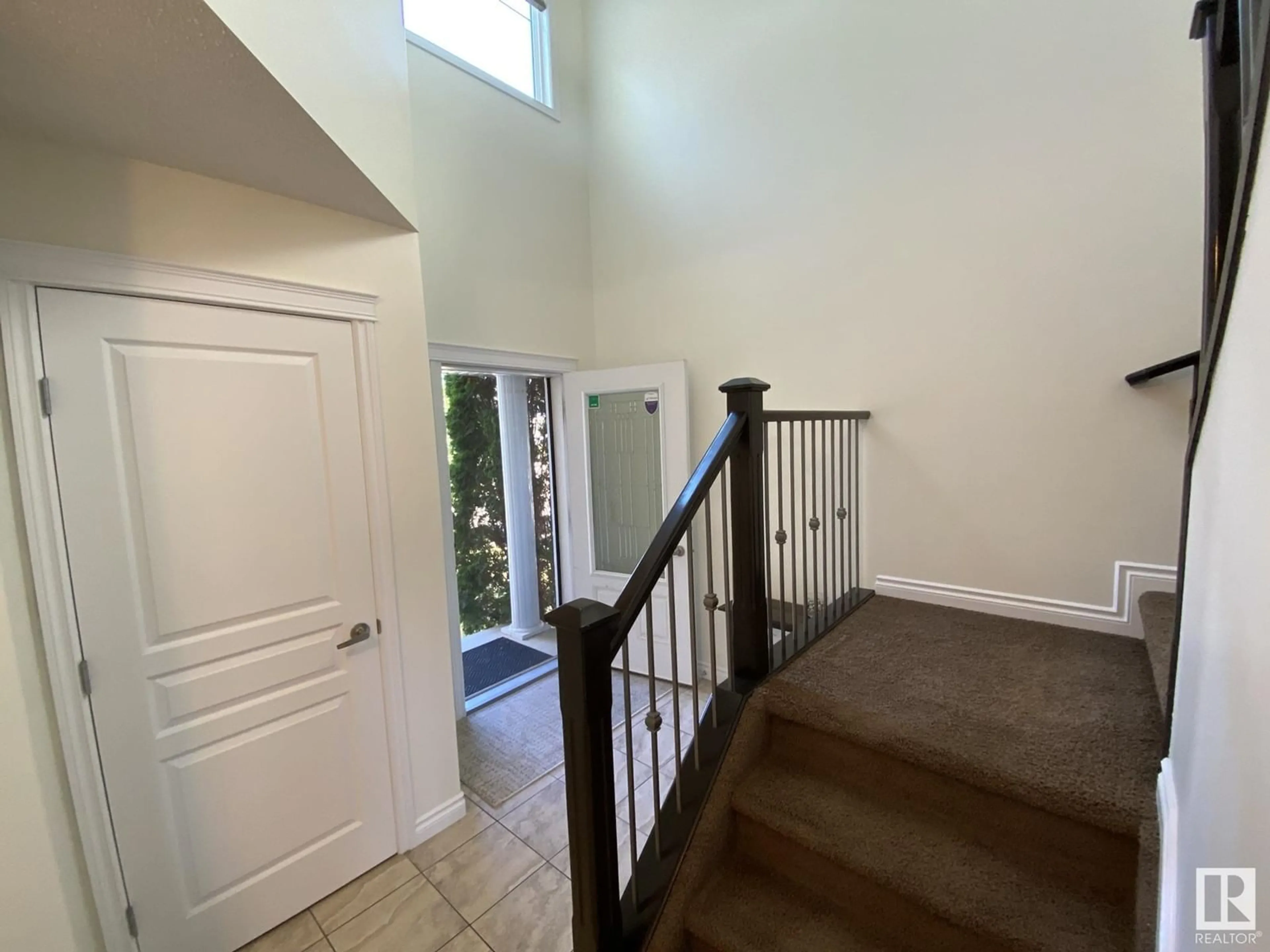 Indoor entryway for 21026 96A AV NW, Edmonton Alberta T5T4G8