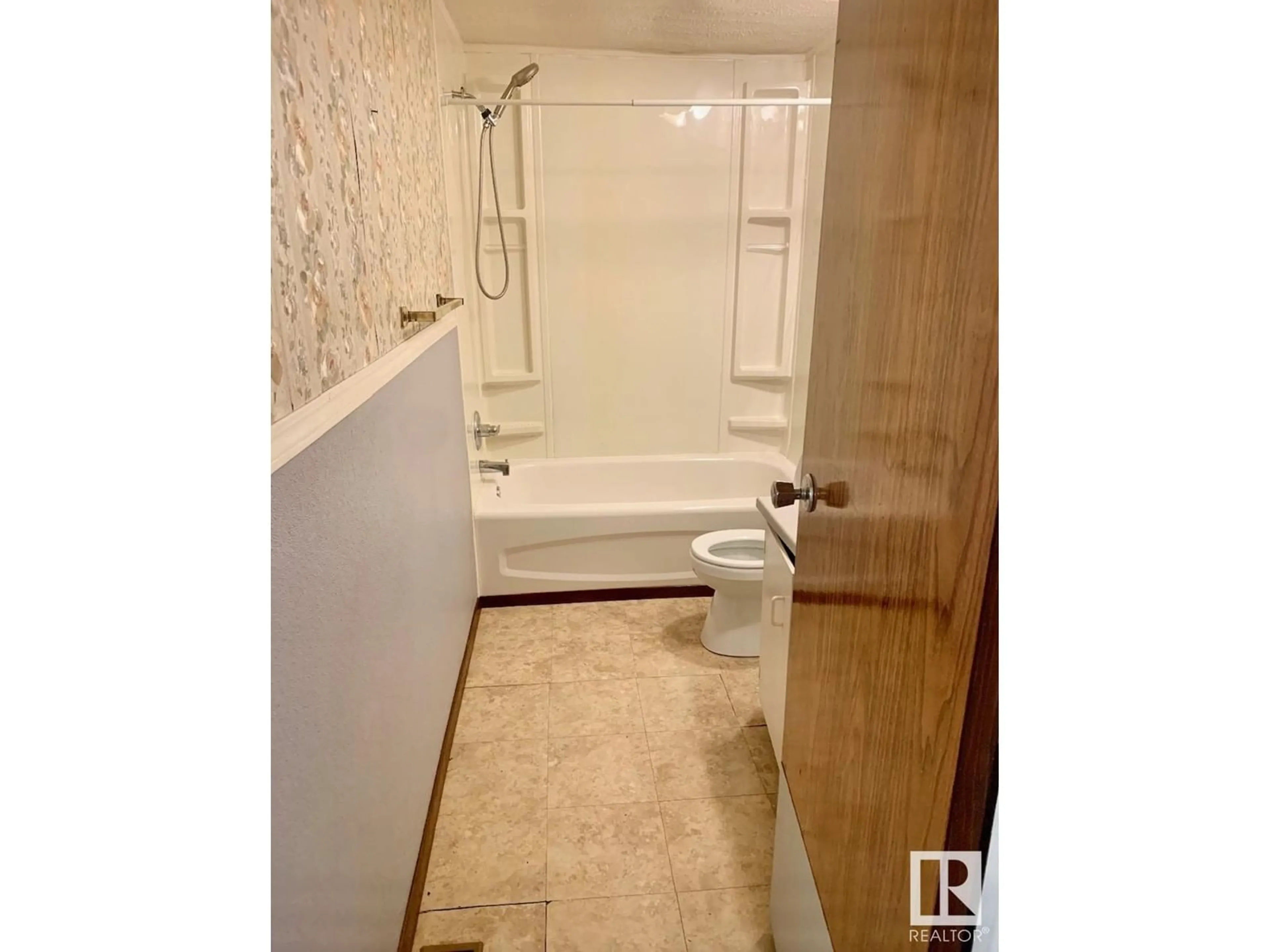 Bathroom for 5828 50 street, Viking Alberta T0B4N0