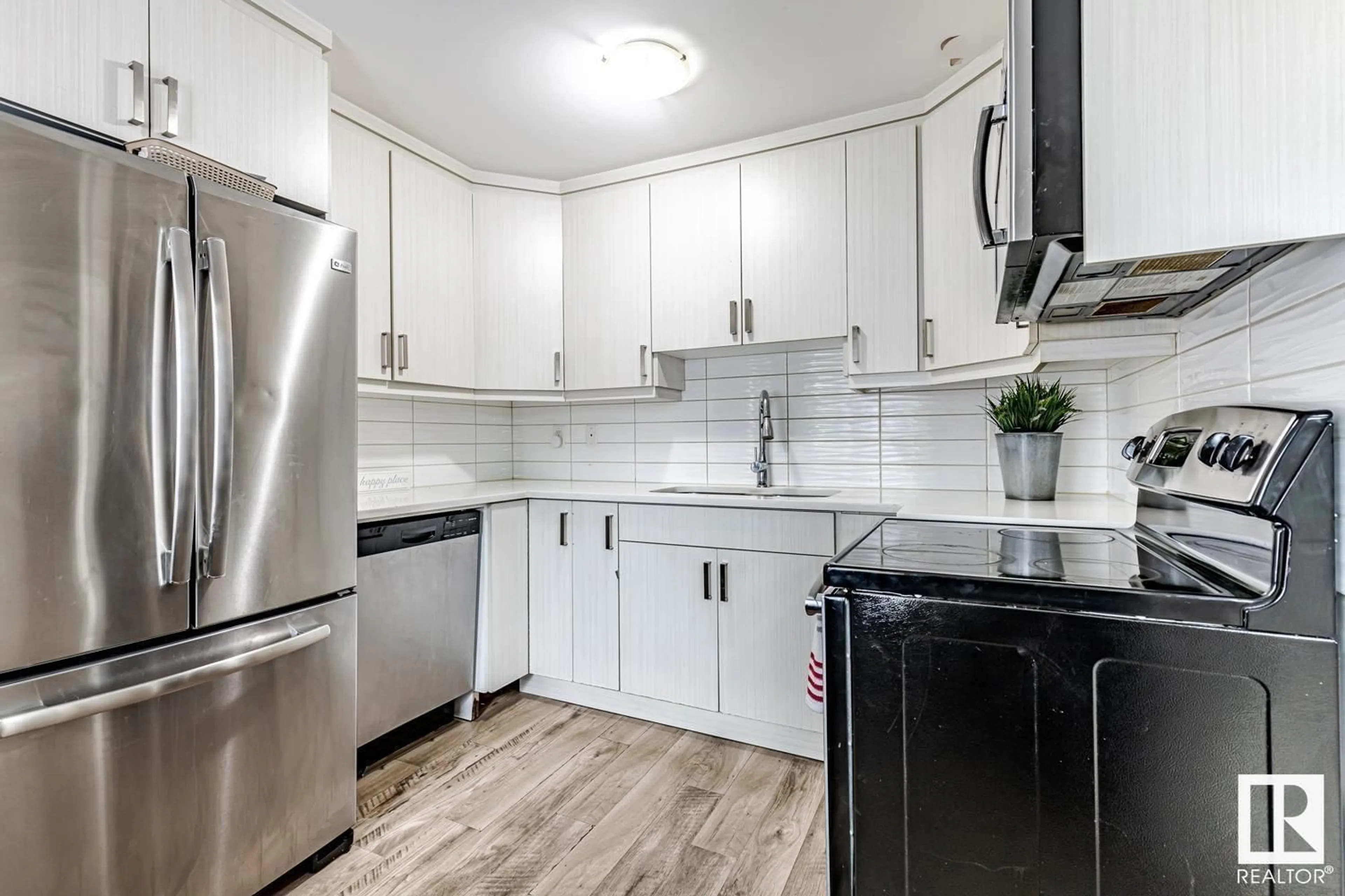 Standard kitchen for 194 LONDONDERRY SQ NW, Edmonton Alberta T5C3C4