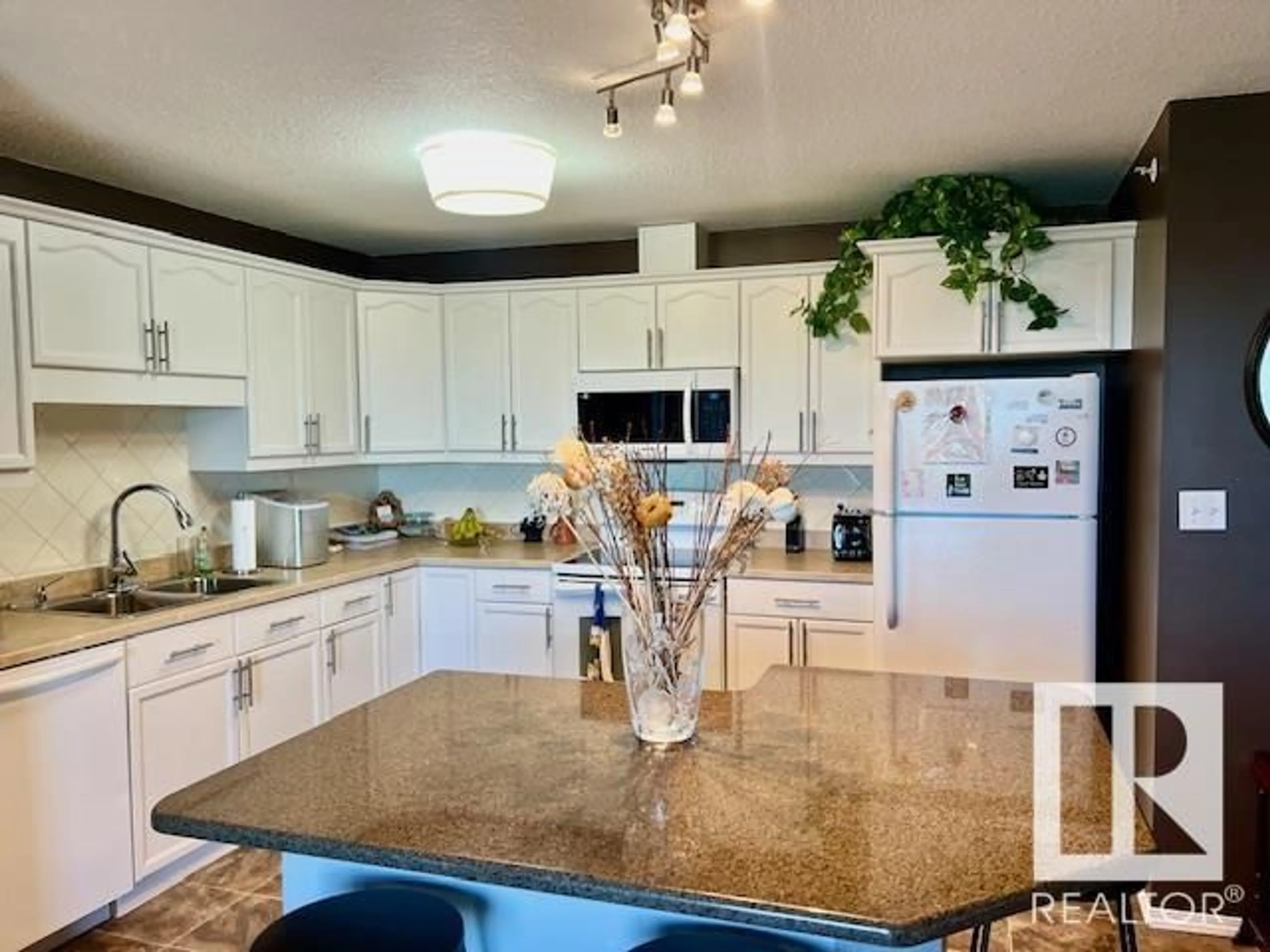 Contemporary kitchen for #406 4703 43 AV, Stony Plain Alberta T7Z2S7