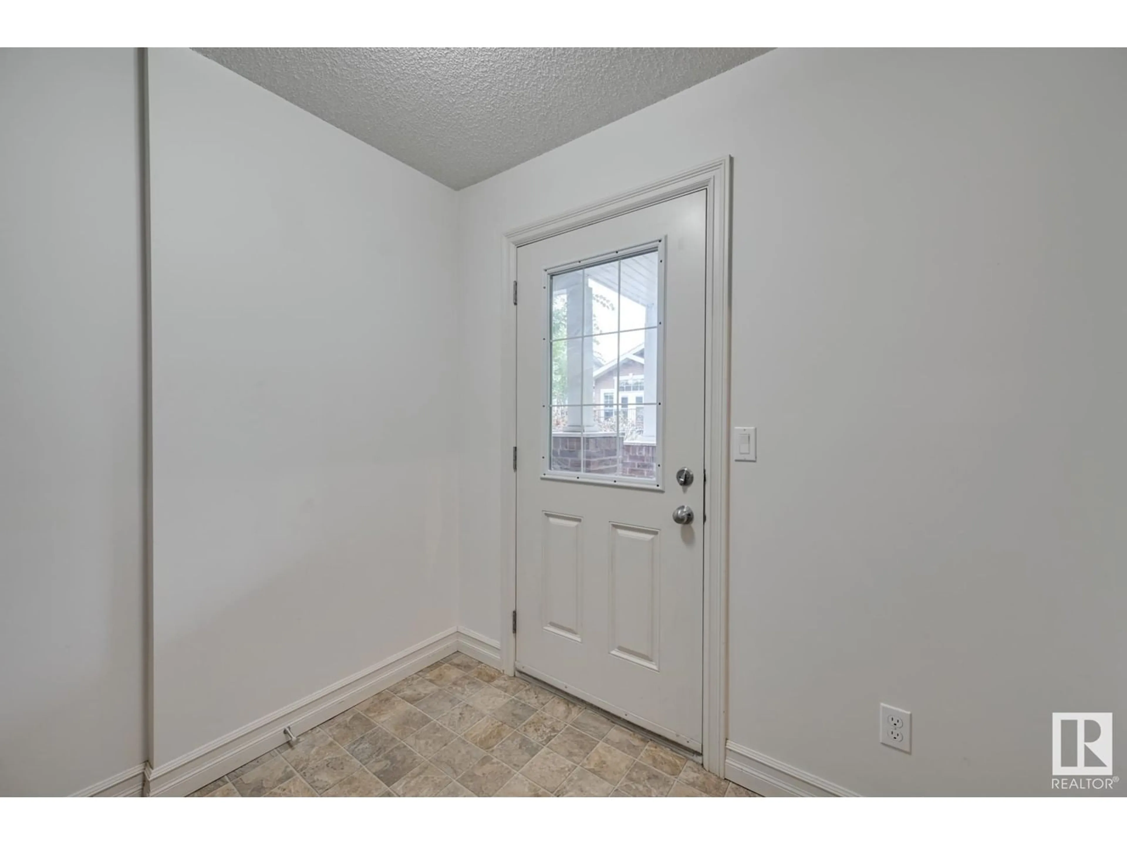 Indoor entryway for #111 2336 ASPEN TR, Sherwood Park Alberta T8H0J1