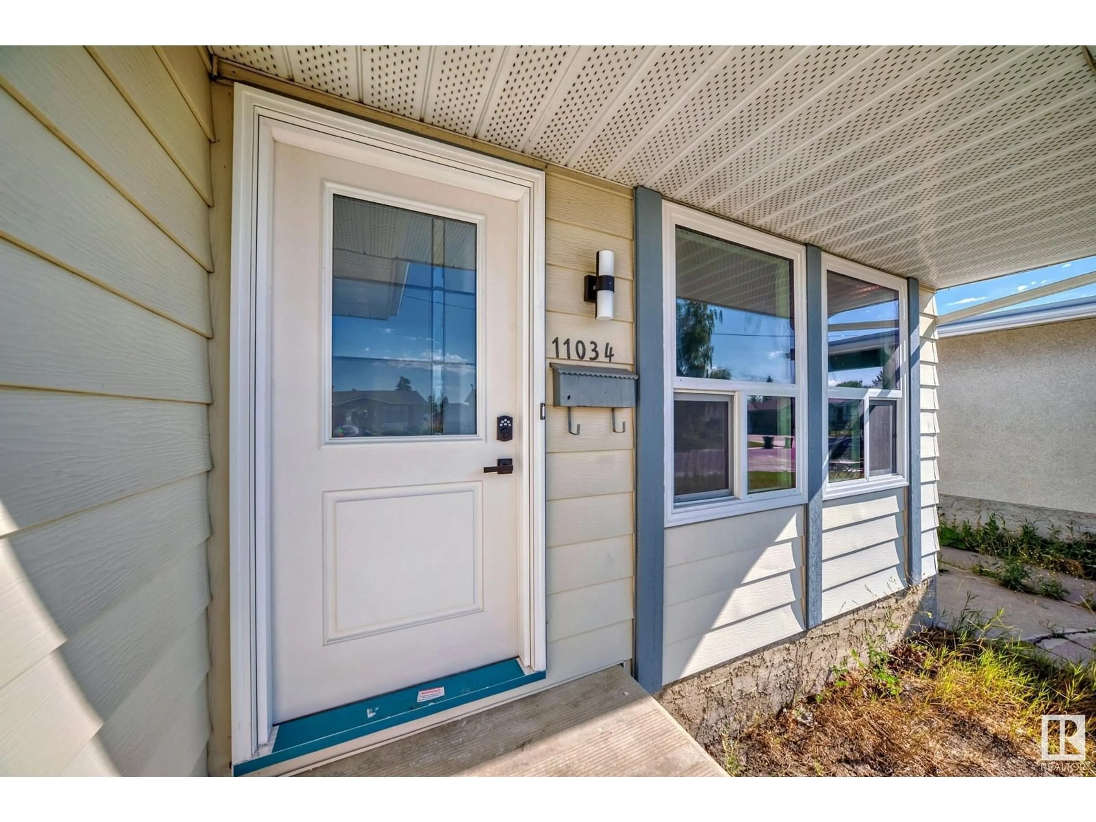 Indoor entryway for 11034 163a Ave NW, Edmonton Alberta T5X2A5