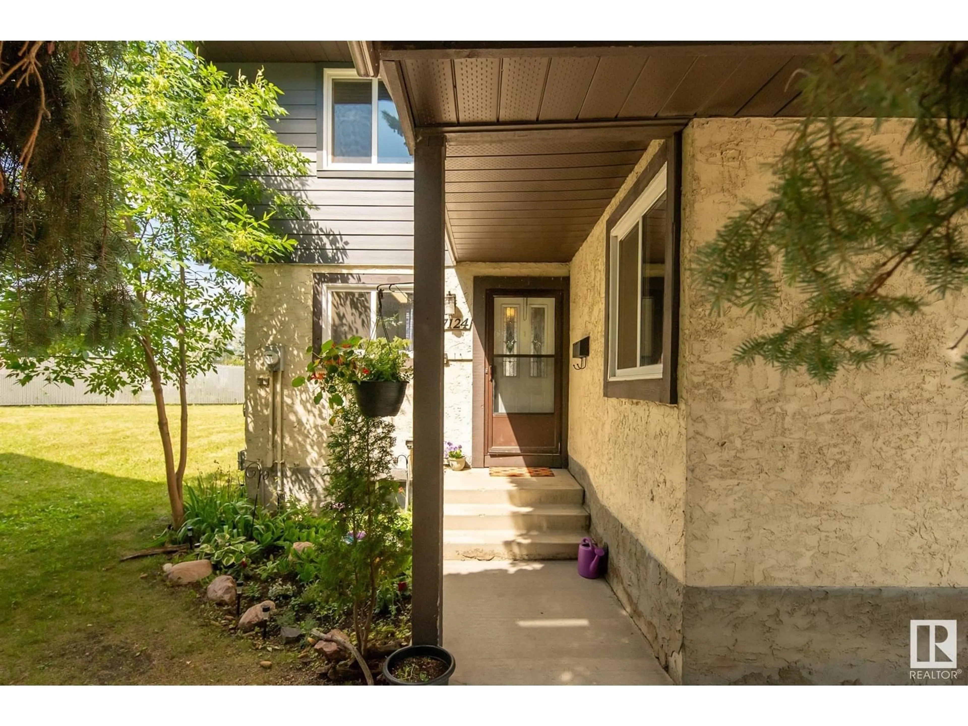 Indoor entryway for 17124 100 ST NW, Edmonton Alberta T5X5H3