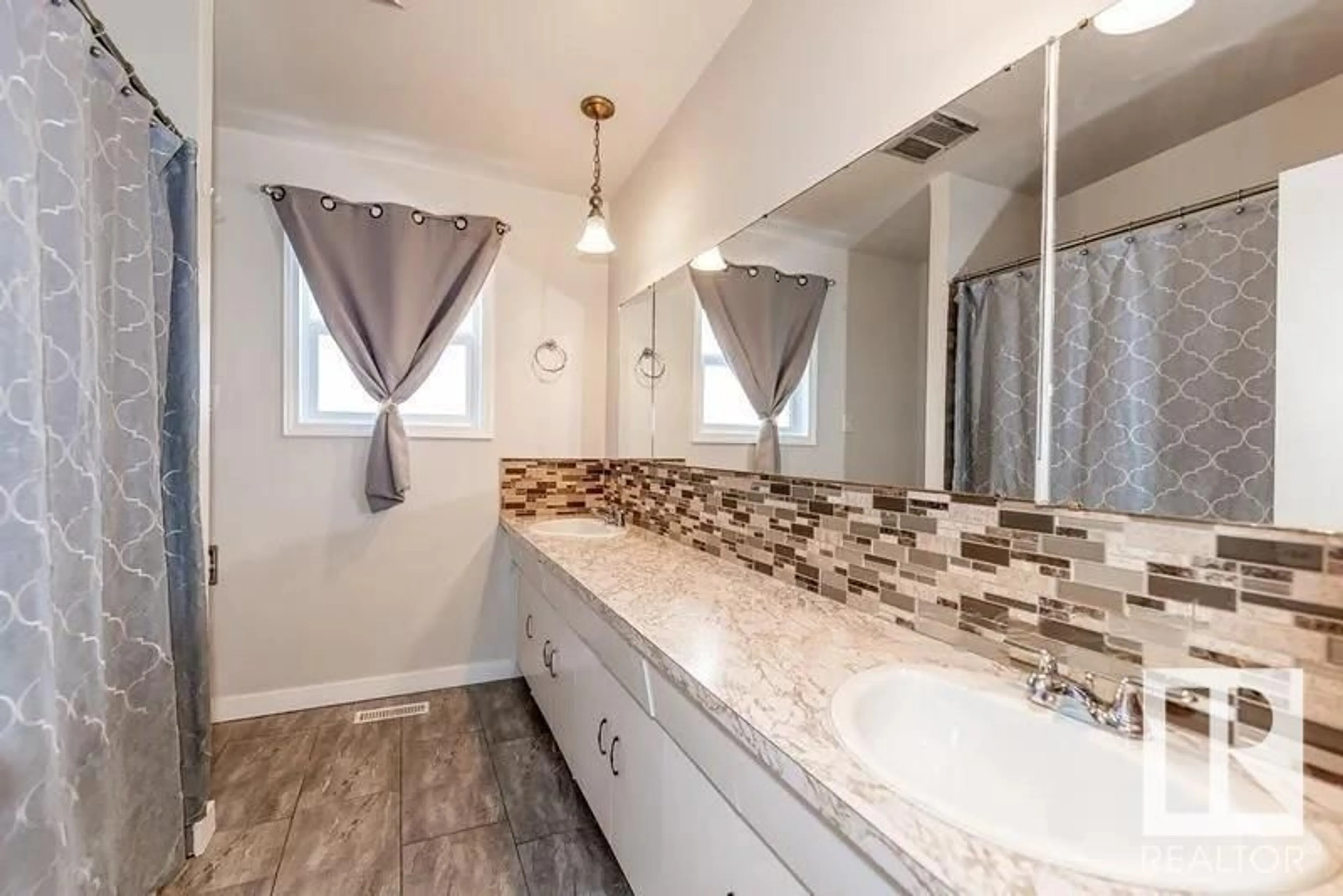 Contemporary bathroom for 11540 42 AV NW, Edmonton Alberta T6J0W5