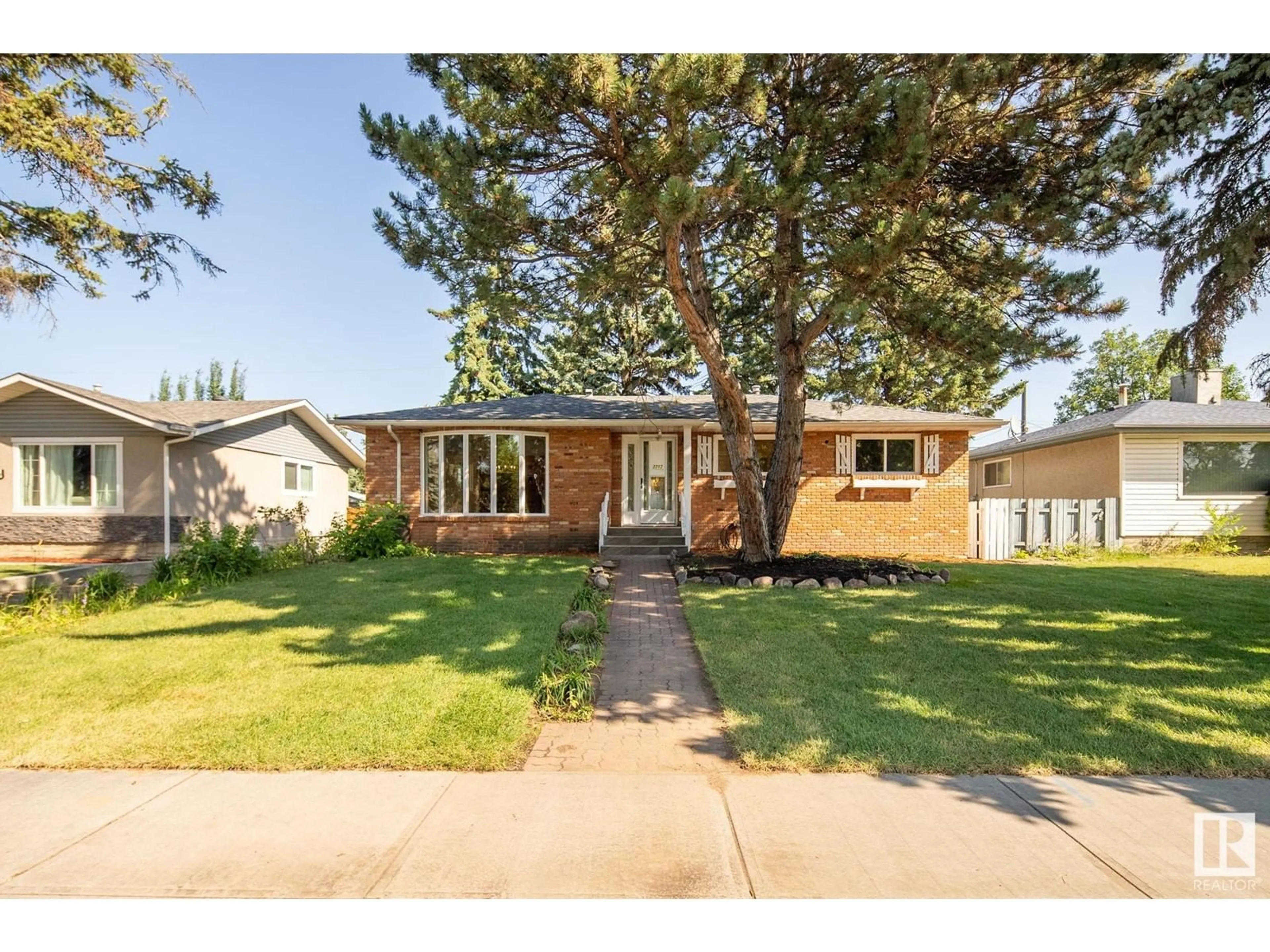 Frontside or backside of a home for 7212 98 AV NW, Edmonton Alberta T6A0A7