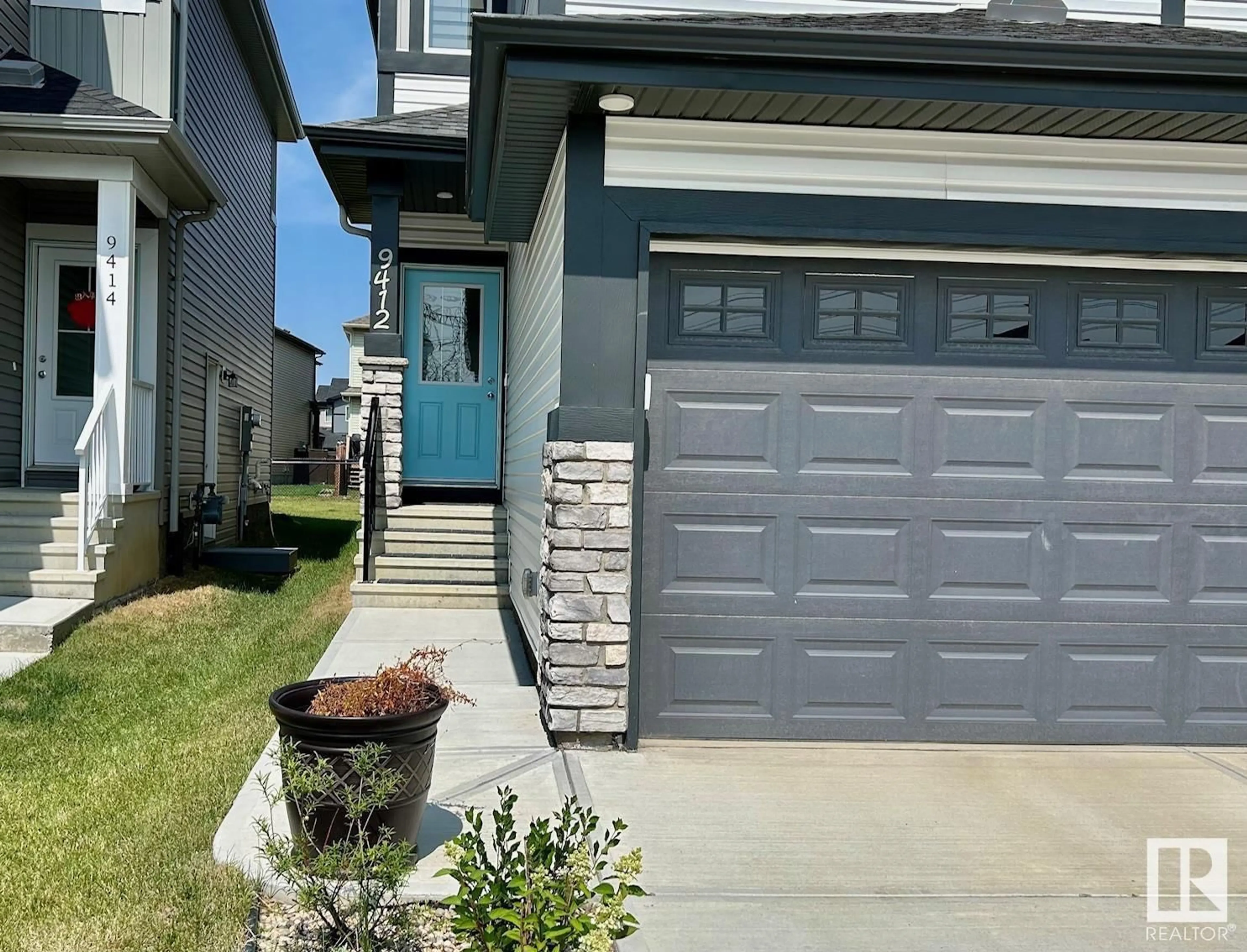 Home with vinyl exterior material for 9412 Colak LN SW SW, Edmonton Alberta T6W5B6