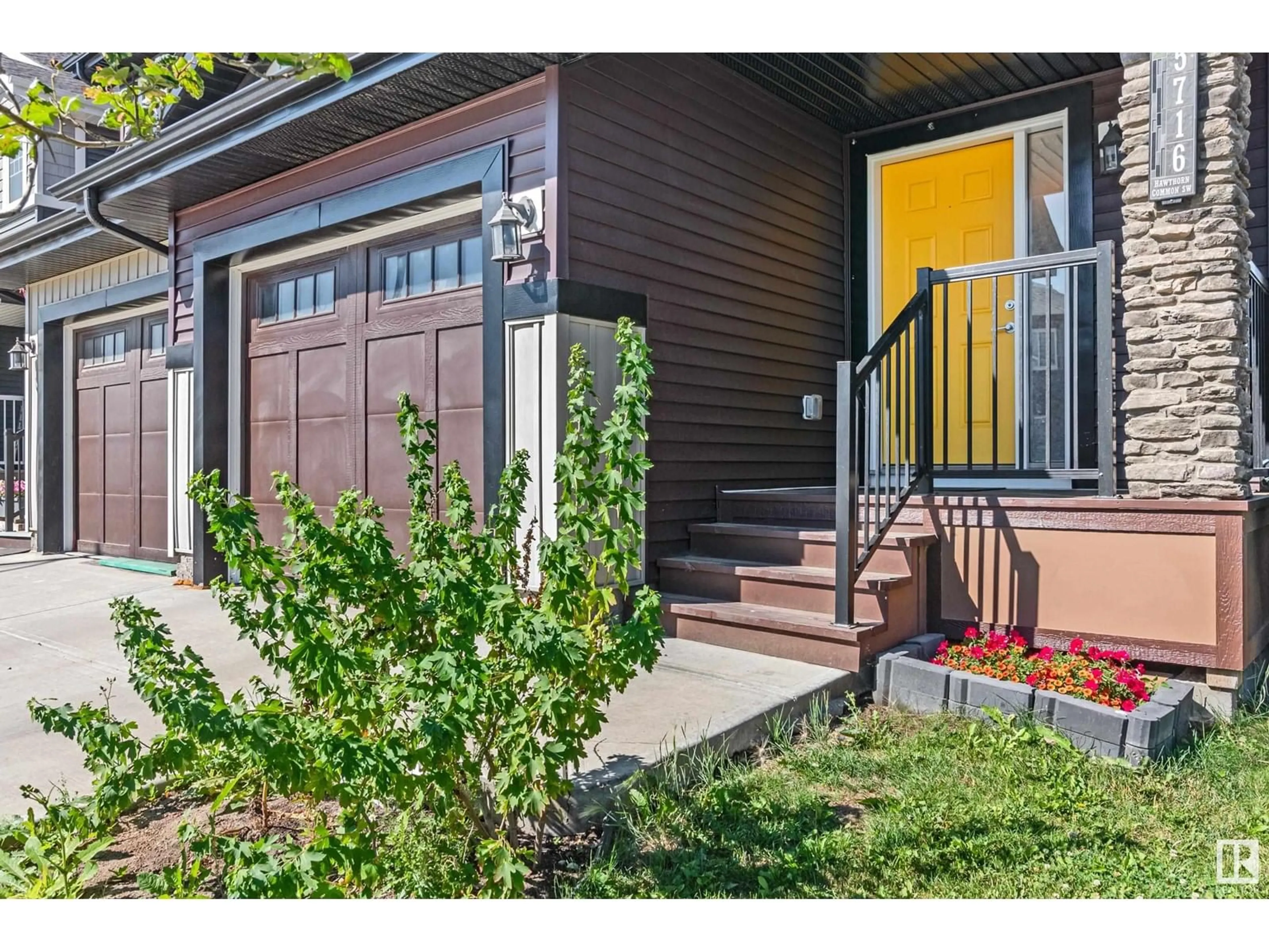 Indoor entryway for 5716 HAWTHORN CM SW, Edmonton Alberta T6X2L5