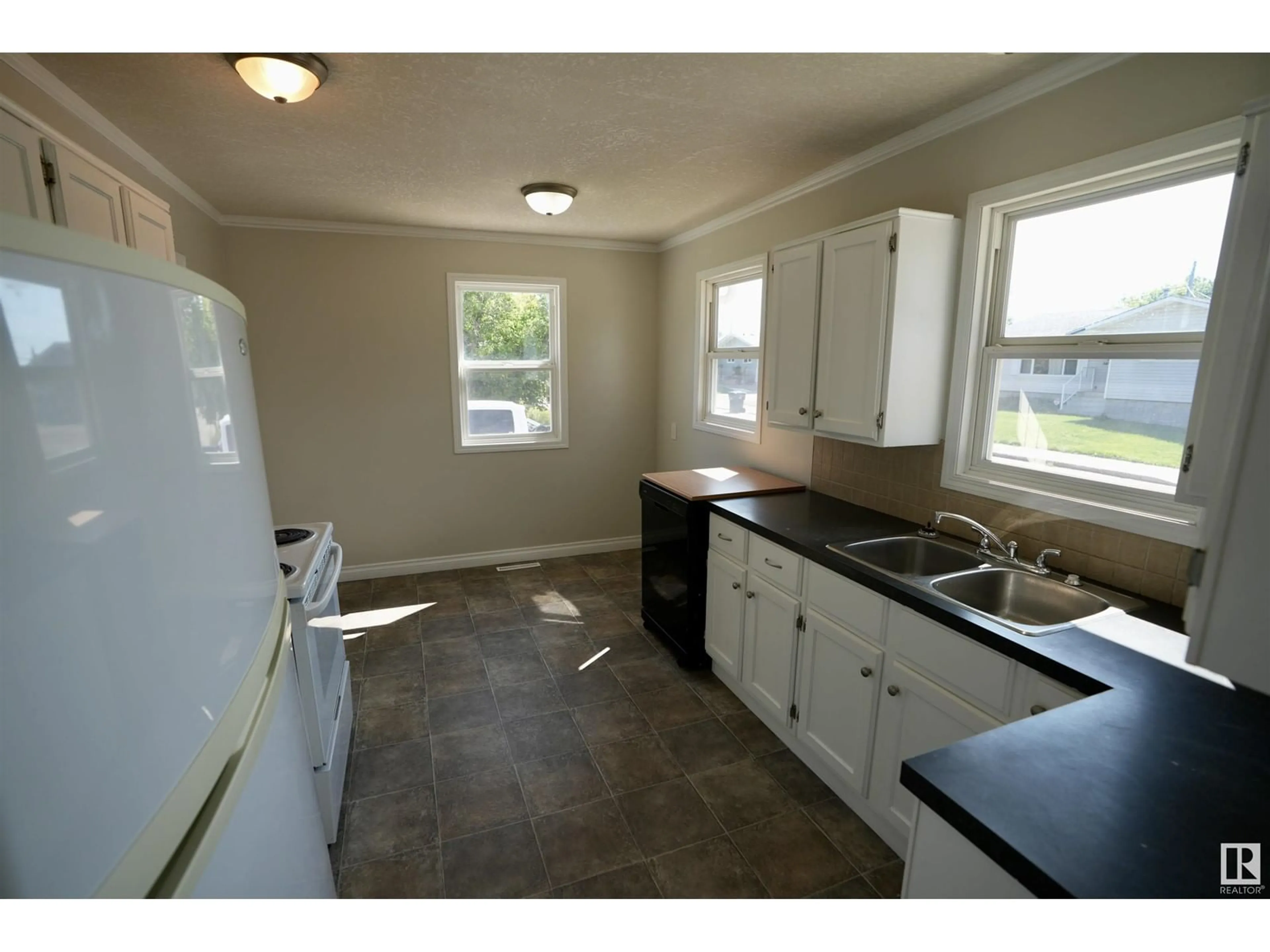 Standard kitchen, unknown for 5126 54 AV, St. Paul Town Alberta T0A3A1