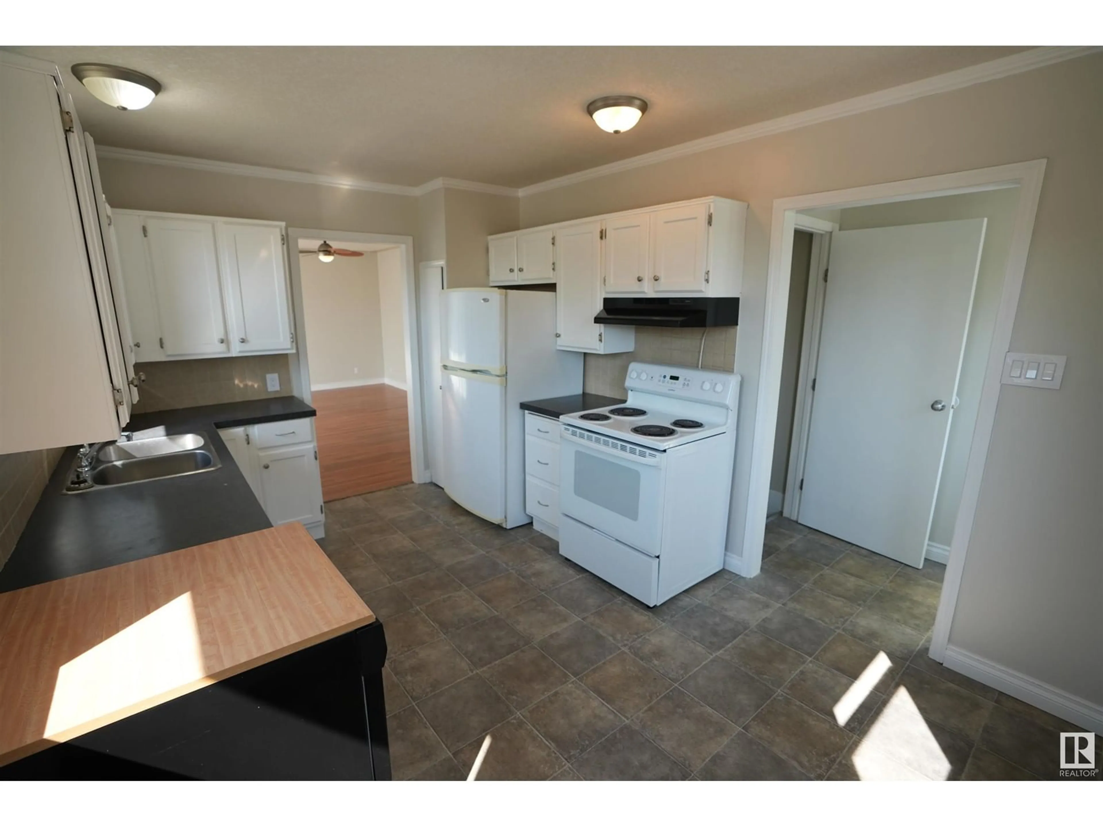 Standard kitchen, unknown for 5126 54 AV, St. Paul Town Alberta T0A3A1