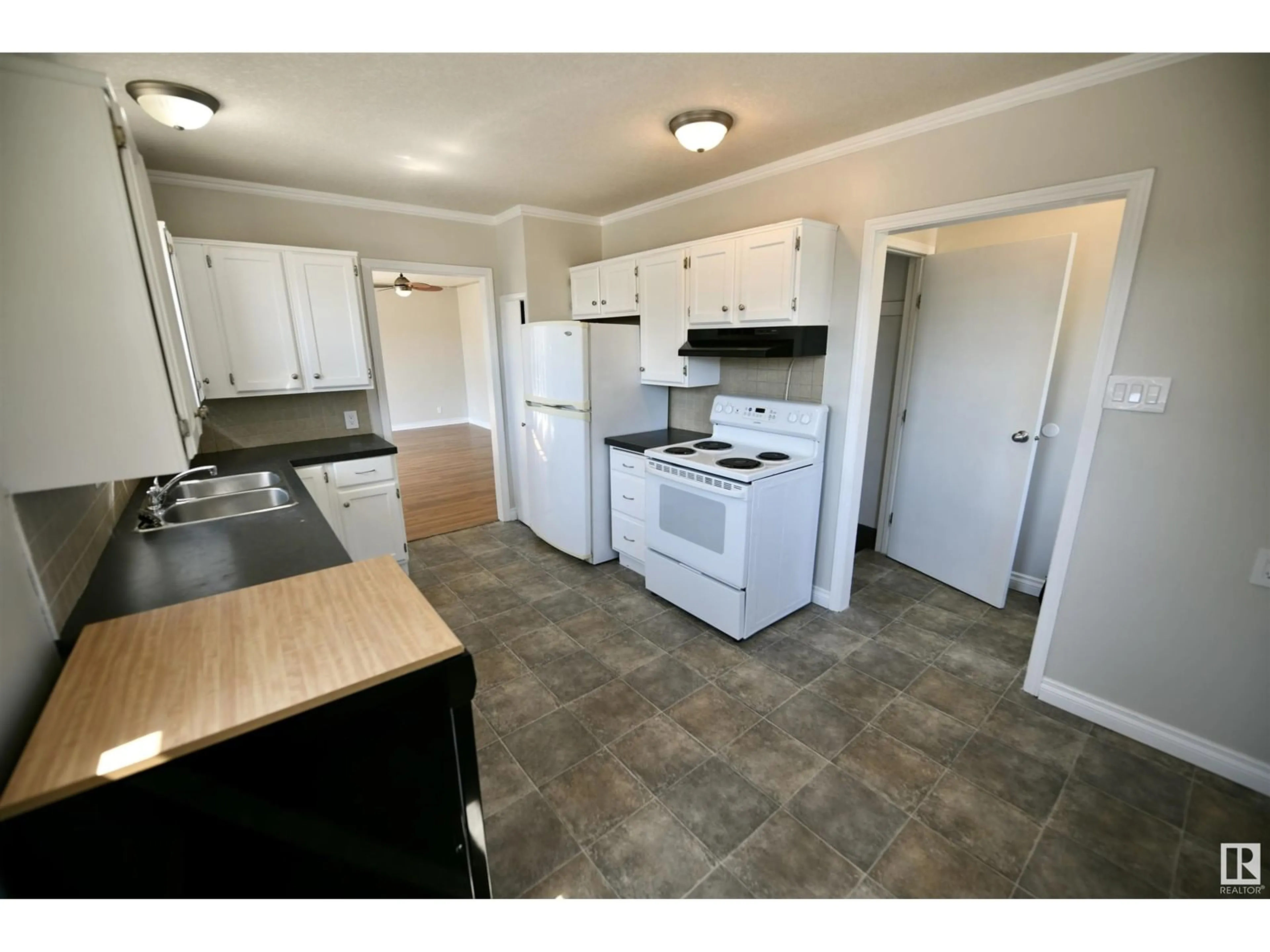 Standard kitchen, wood floors, cottage for 5126 54 AV, St. Paul Town Alberta T0A3A1