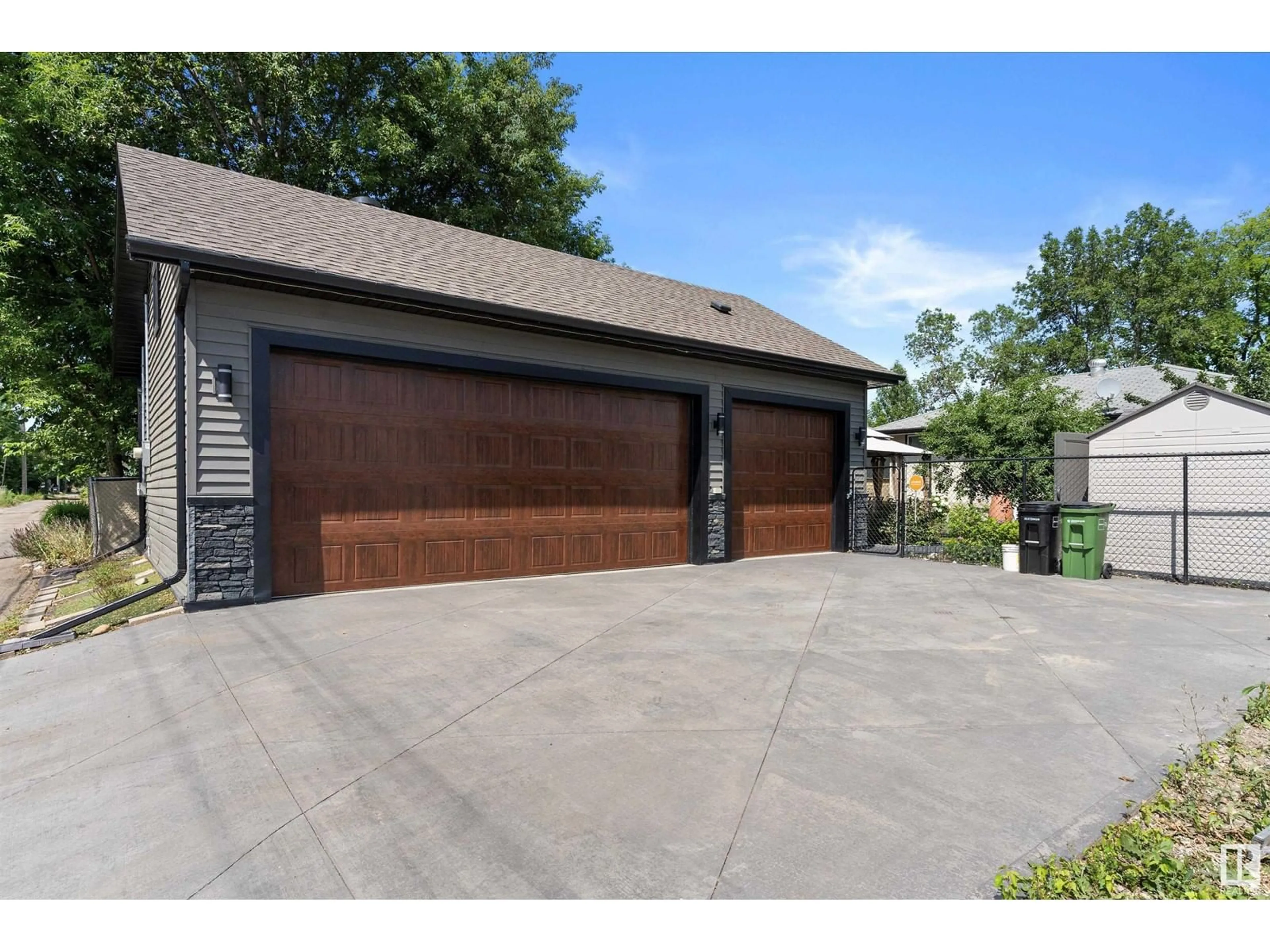 Indoor garage for 9115 73 AV NW, Edmonton Alberta T6E1A5