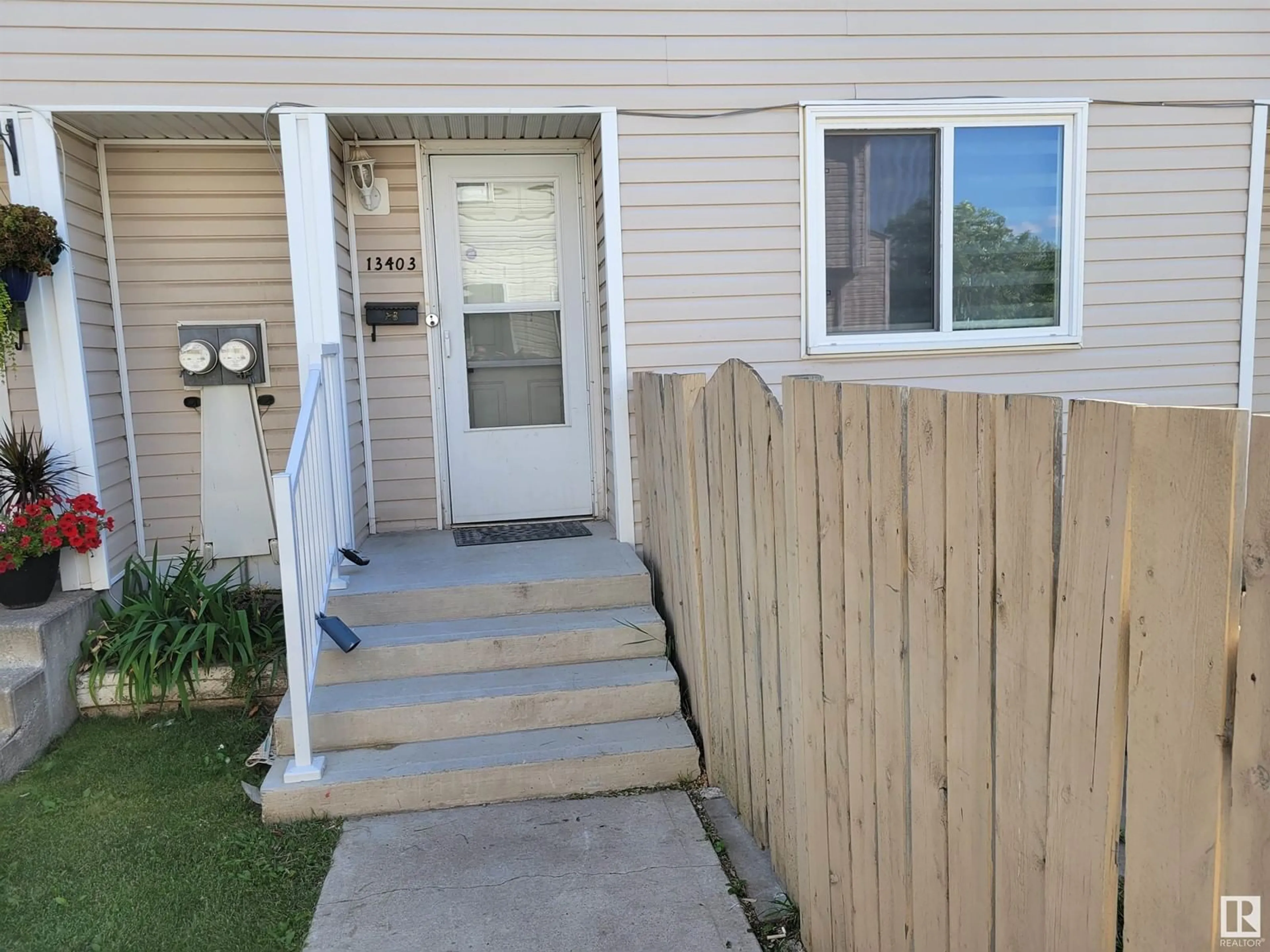 A pic from exterior of the house or condo for 13403 43 ST NW, Edmonton Alberta T5A2Y7