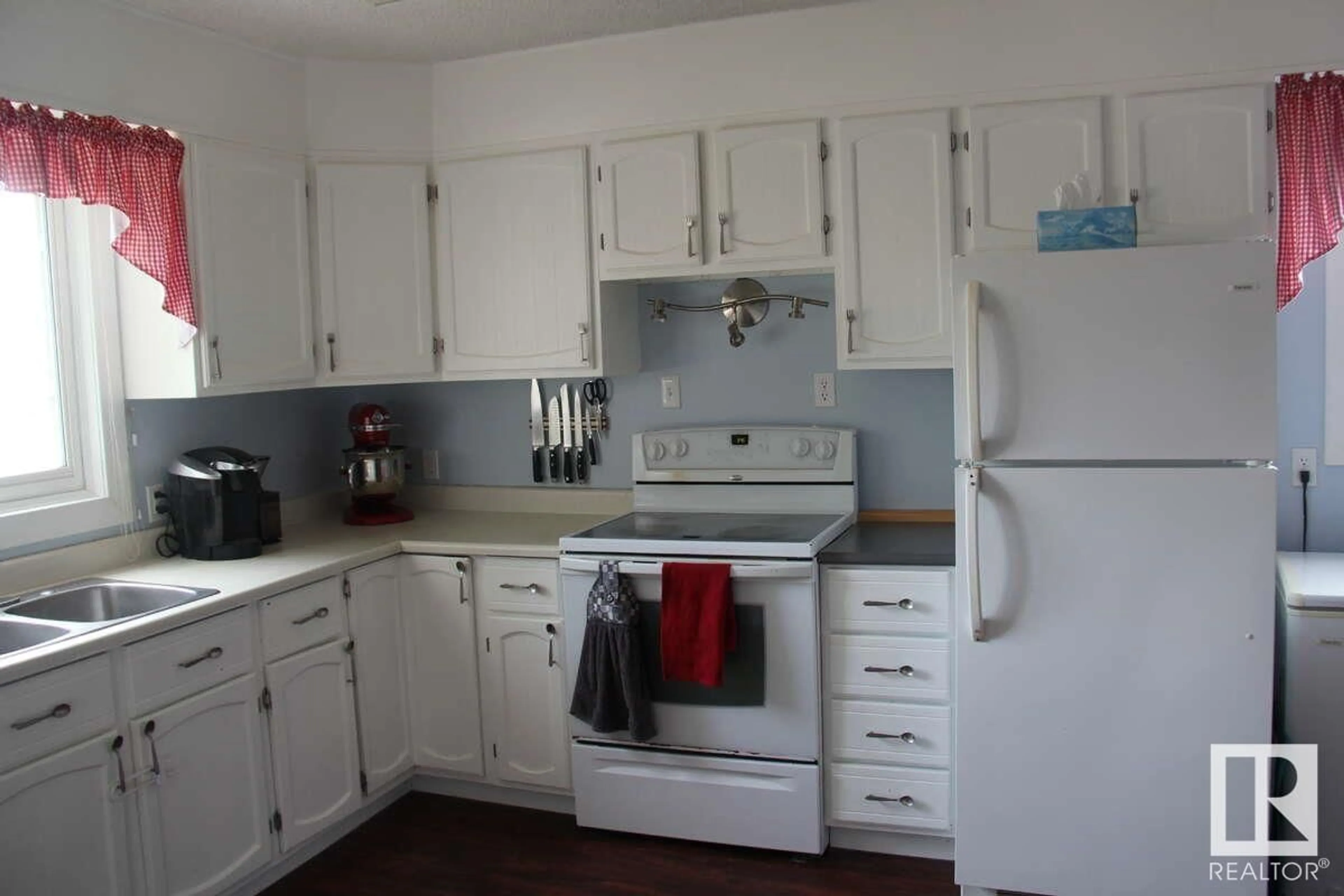 Standard kitchen, wood floors, cottage for 4904 50 ST, Legal Alberta T0G1L0