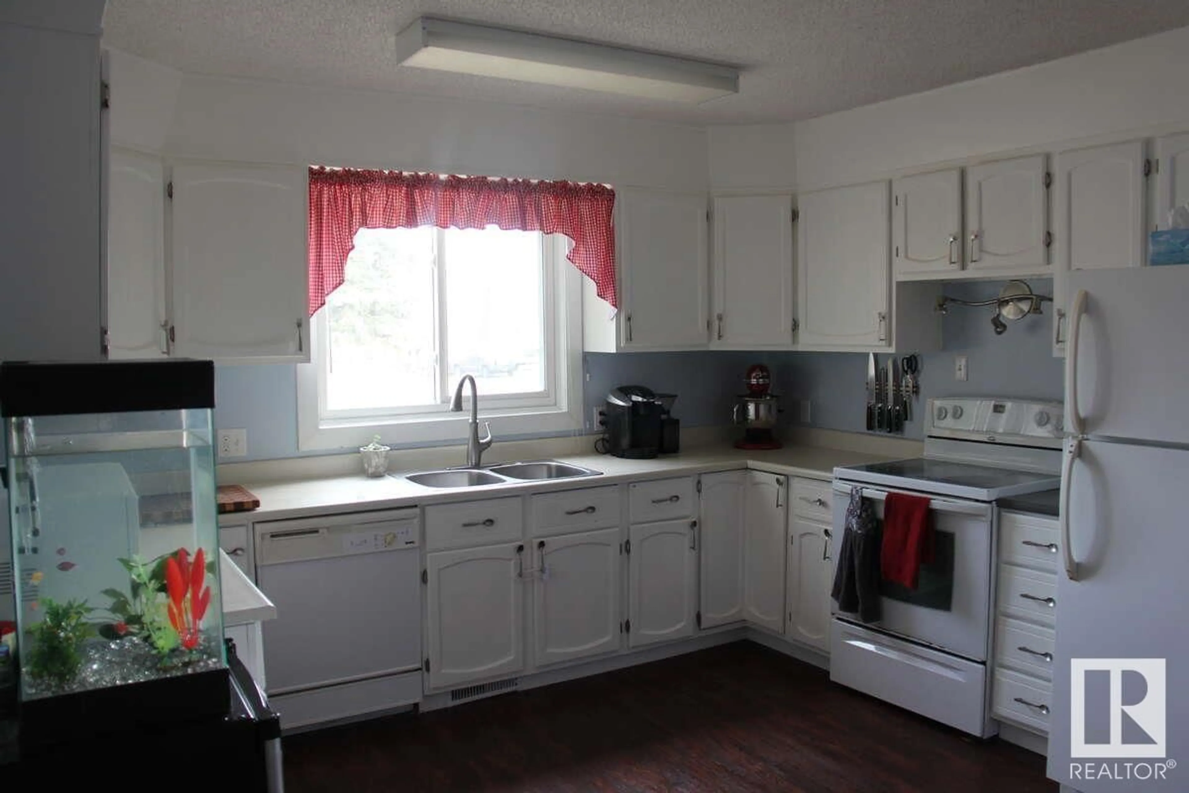 Standard kitchen, wood floors, cottage for 4904 50 ST, Legal Alberta T0G1L0