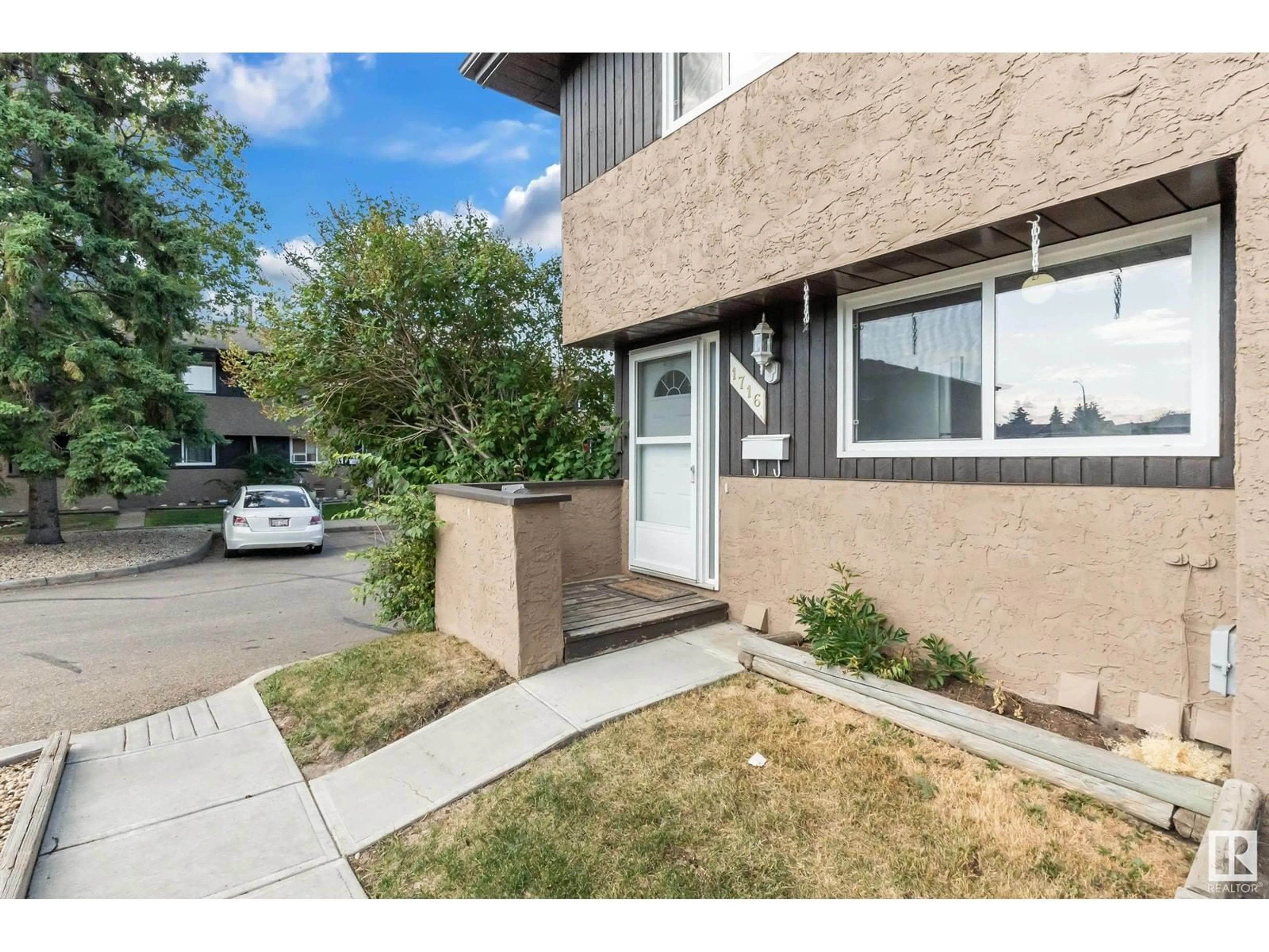 A pic from exterior of the house or condo for 1716 37 ST NW, Edmonton Alberta T6L2R7