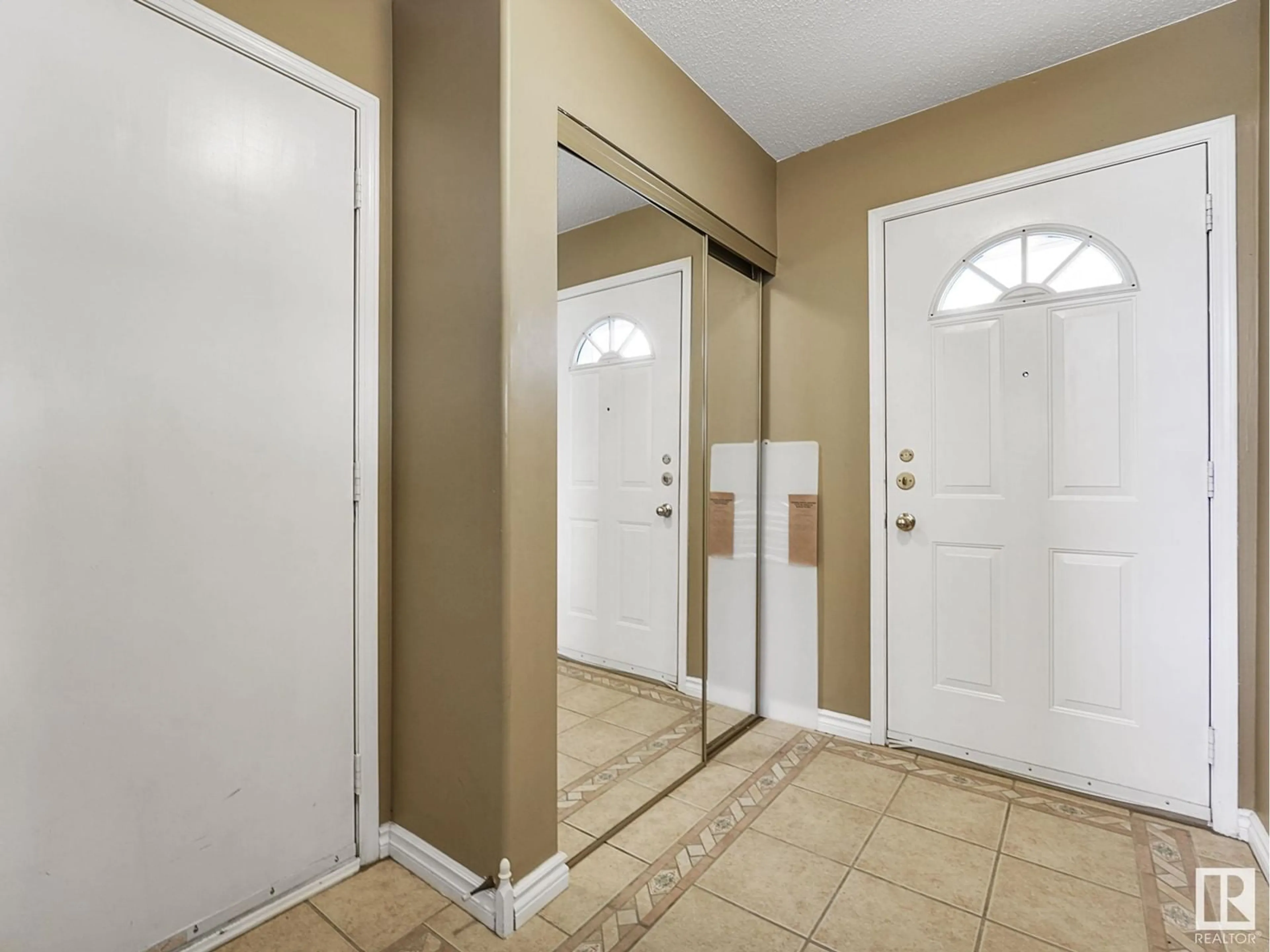 Indoor entryway for #13 9520 174 ST NW, Edmonton Alberta T5T5Z3