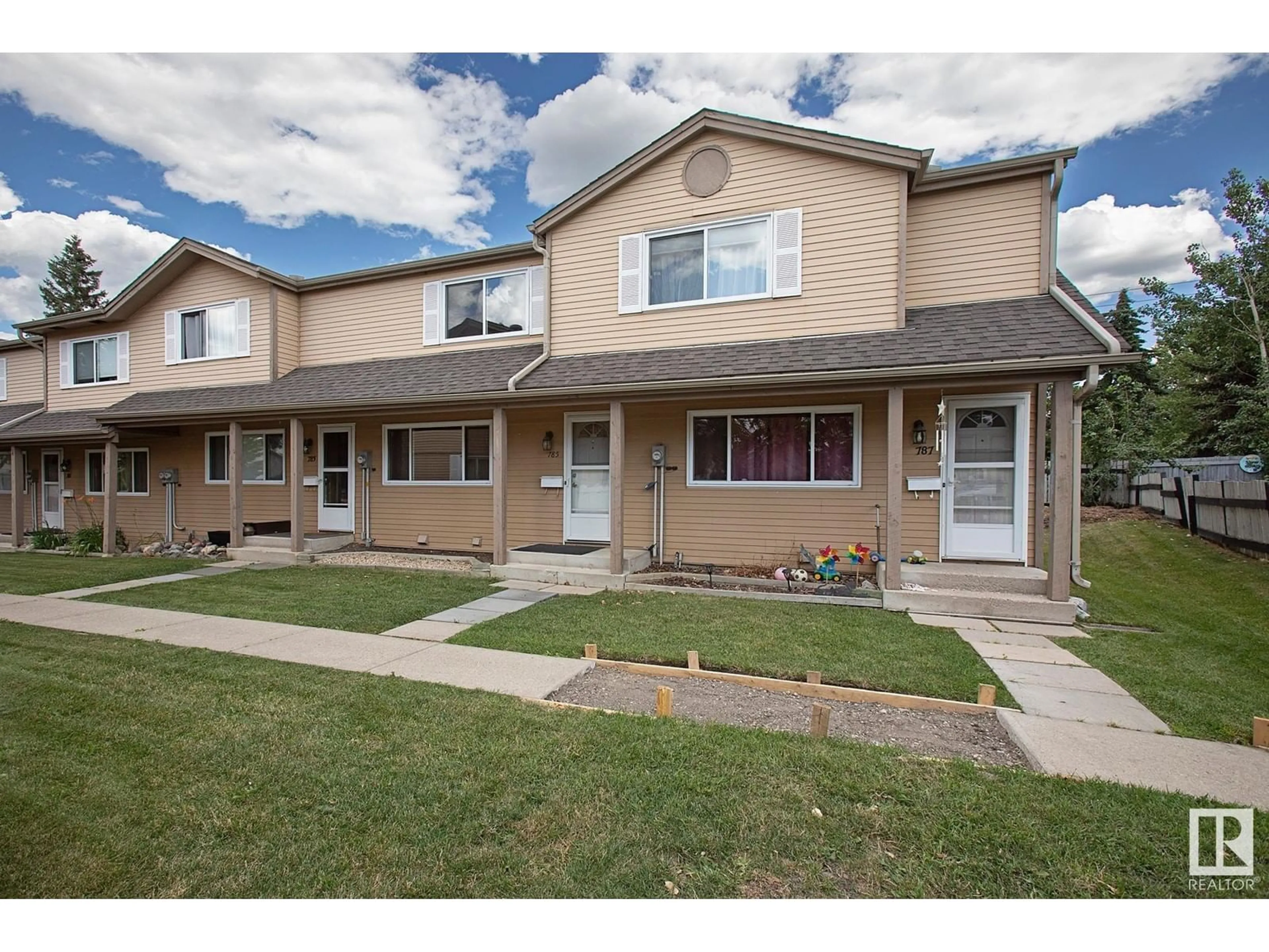 A pic from exterior of the house or condo for 785 VILLAGE DR, Sherwood Park Alberta T8A4H9