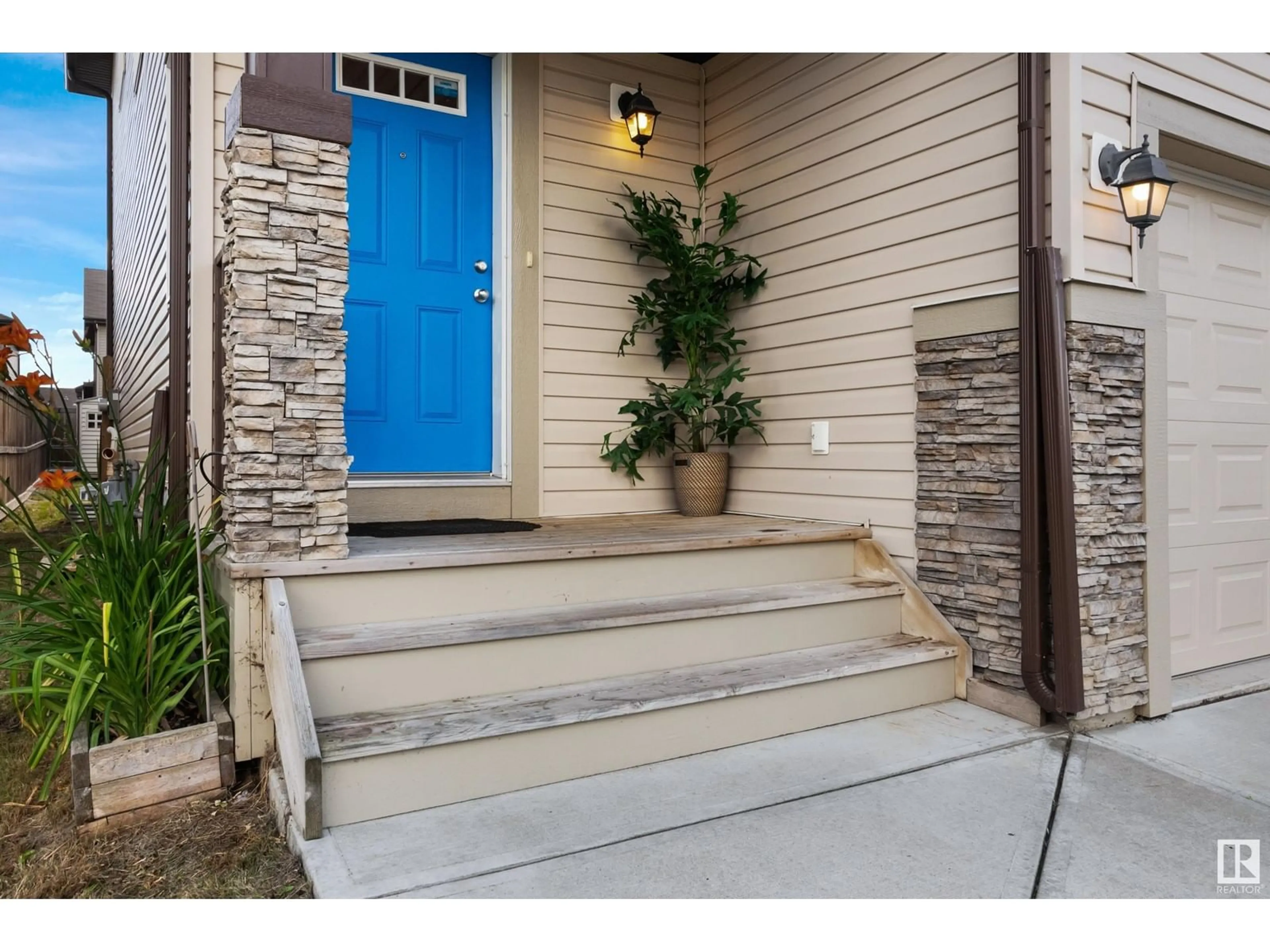 Indoor entryway for 2911 17 AV NW, Edmonton Alberta T6T0R9