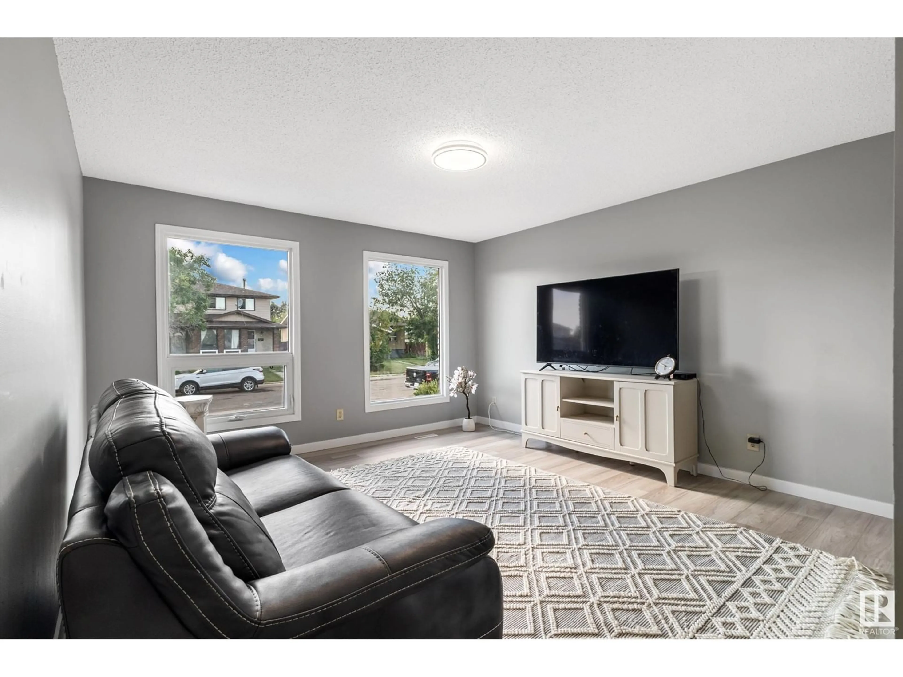 Living room for 13895 114 ST NW, Edmonton Alberta T5X4A1