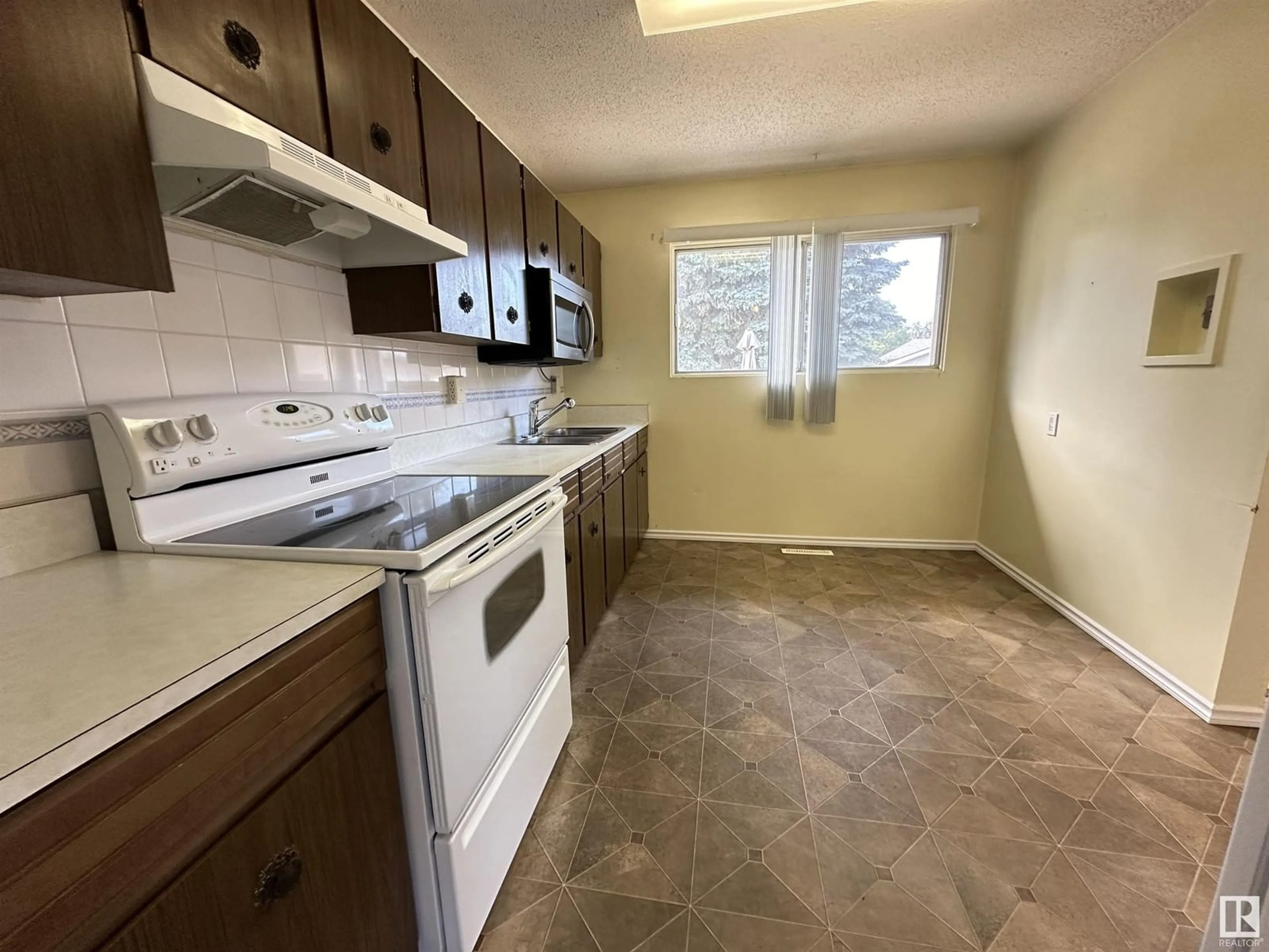 Standard kitchen for 8920 92 AV, Fort Saskatchewan Alberta T8L1A5