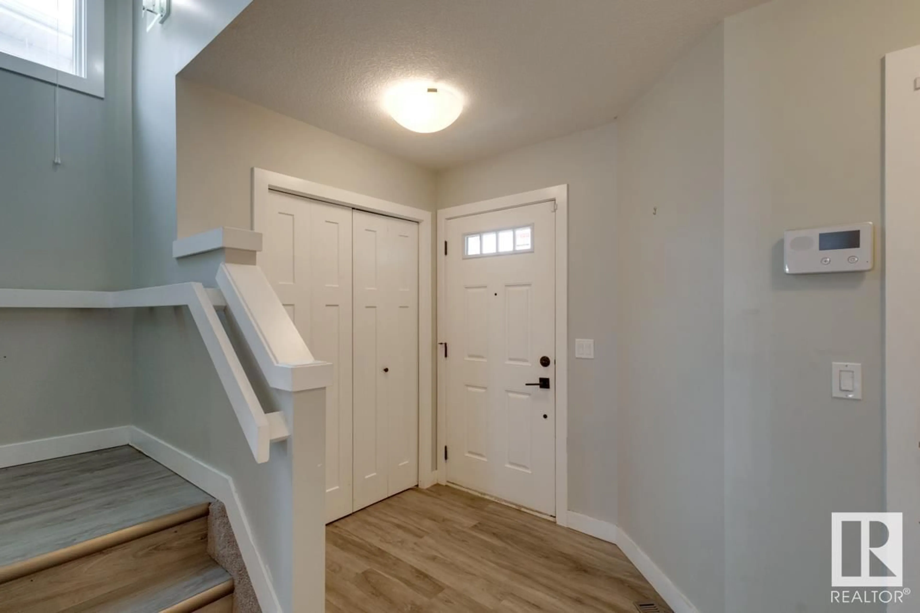 Indoor entryway for 6636 CARDINAL RD SW, Edmonton Alberta T6W1Y8