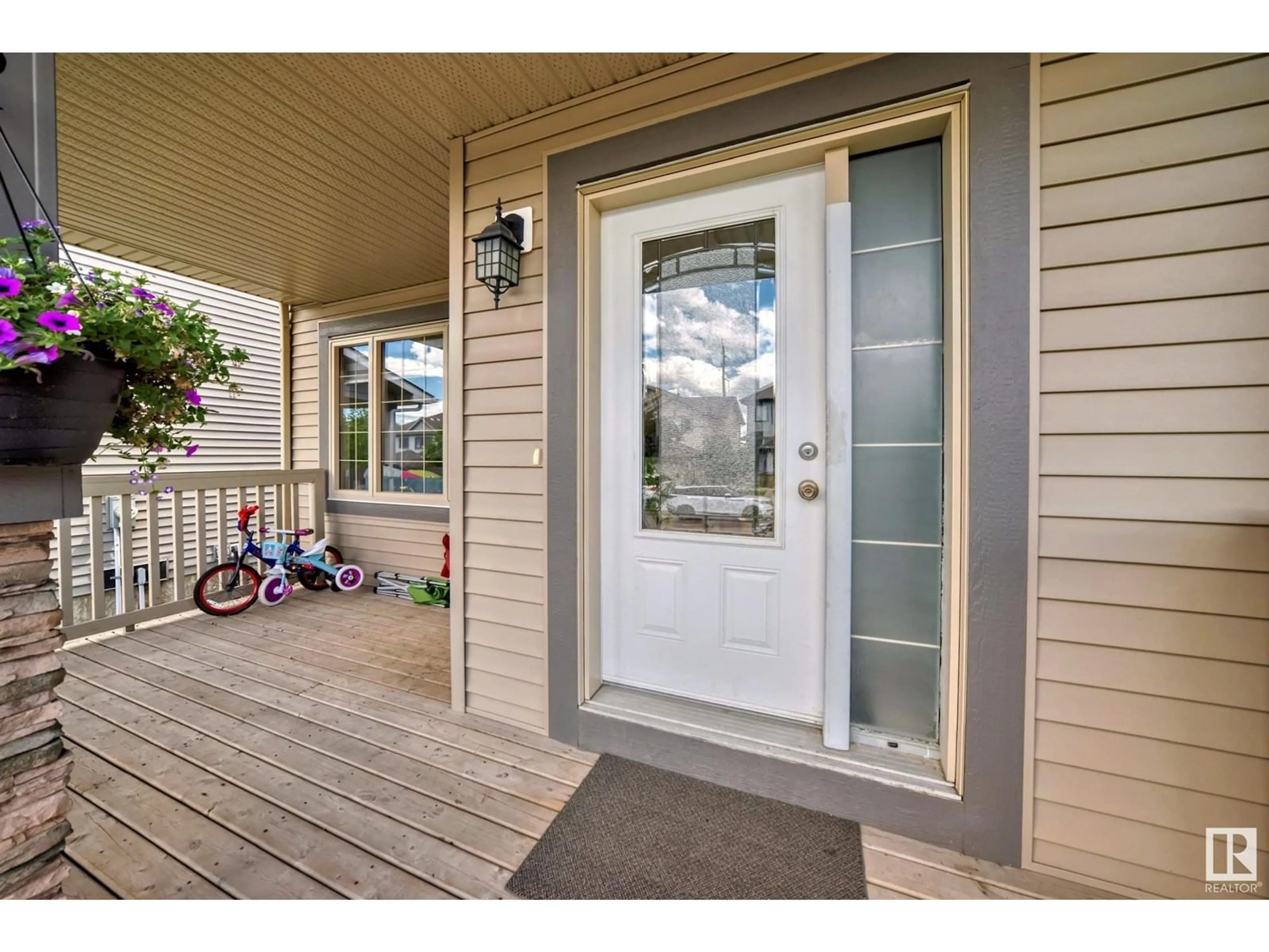 Indoor entryway for 1311 30 AV NW, Edmonton Alberta T6T0V7