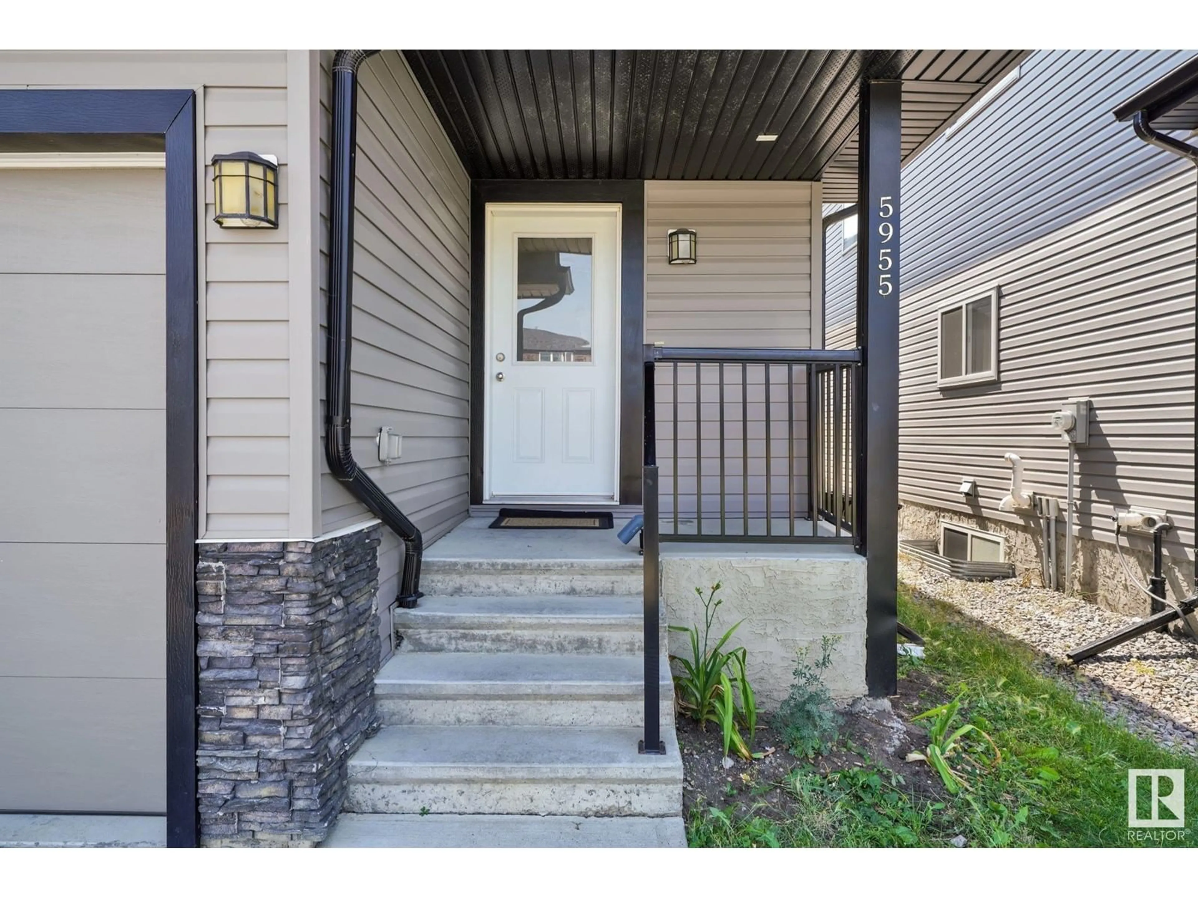 Indoor entryway for 5955 167C AV NW, Edmonton Alberta T5Y0P4