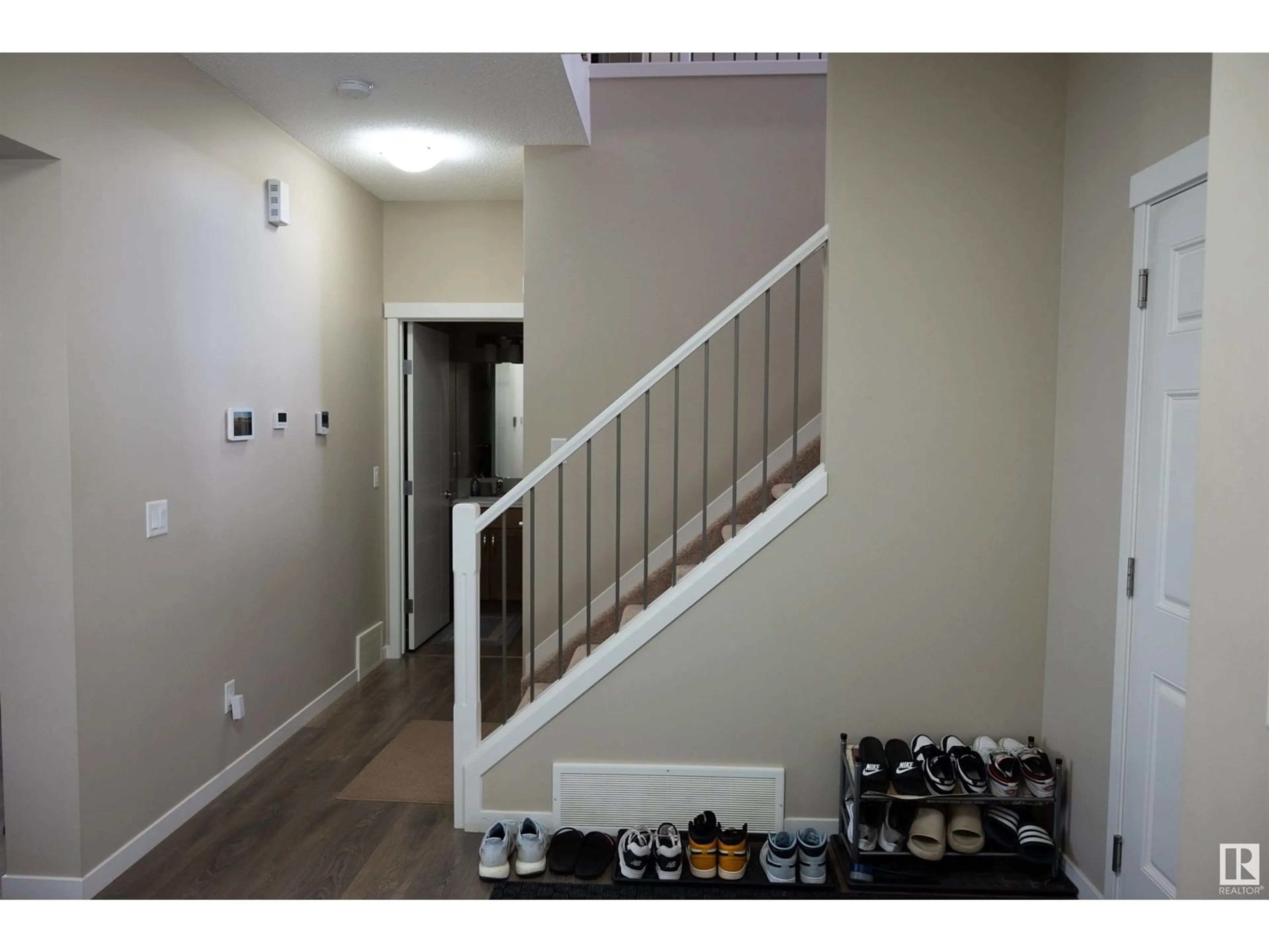 A pic of a room for 810 EBBERS CR NW, Edmonton Alberta T5Y3V3