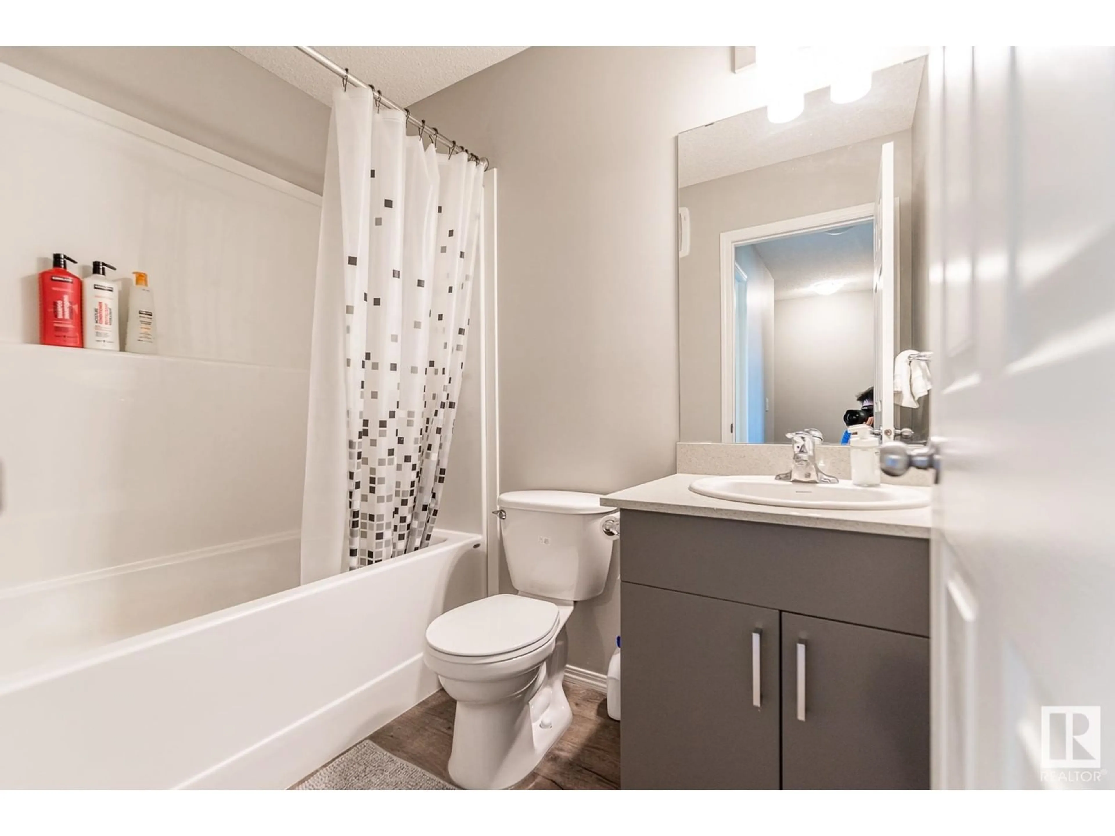 Standard bathroom for 1678 GRAYDON HILL LI SW SW, Edmonton Alberta T6W2W9