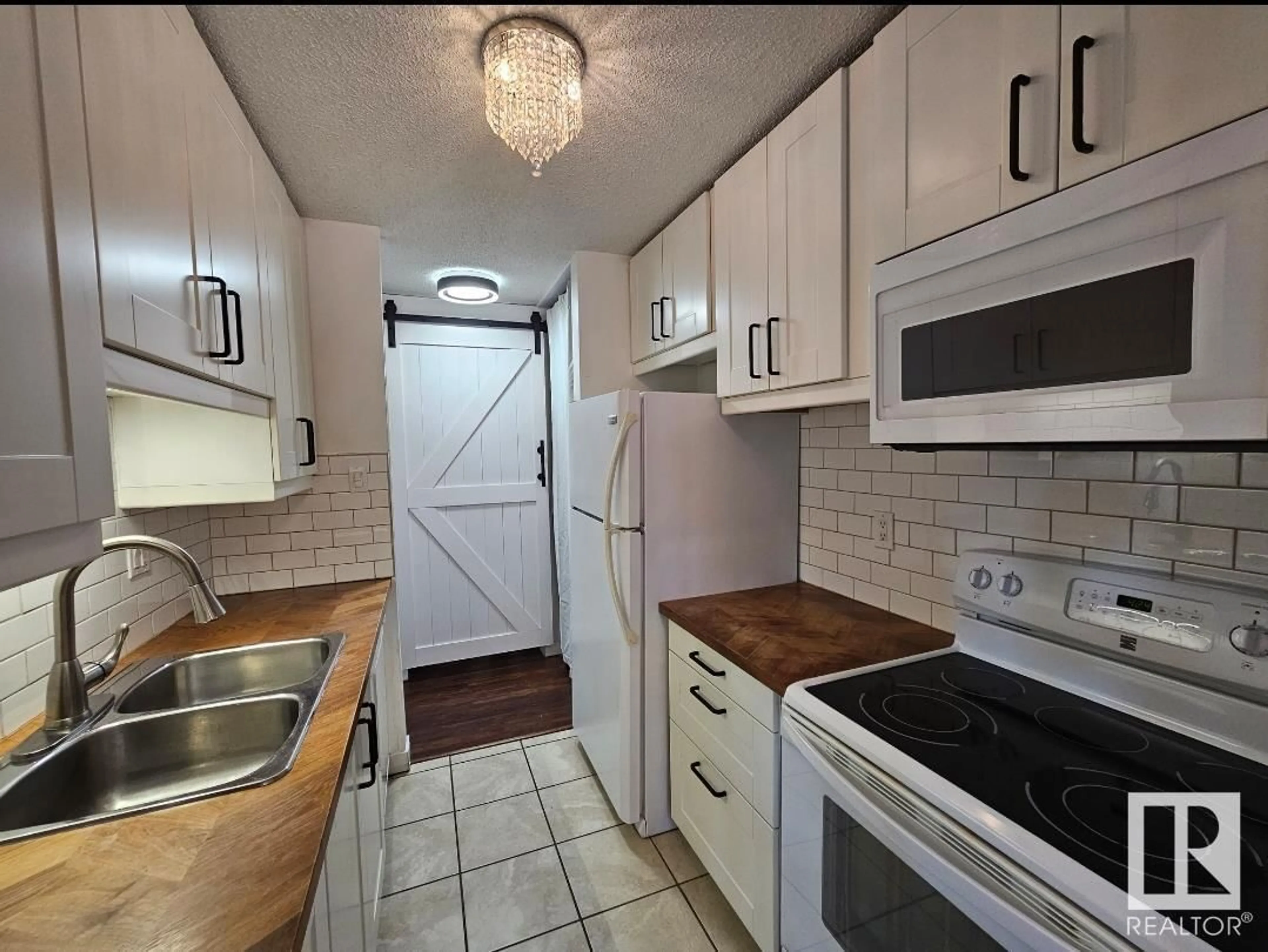 Standard kitchen for #118 14819 51 AV NW, Edmonton Alberta T6H5G4