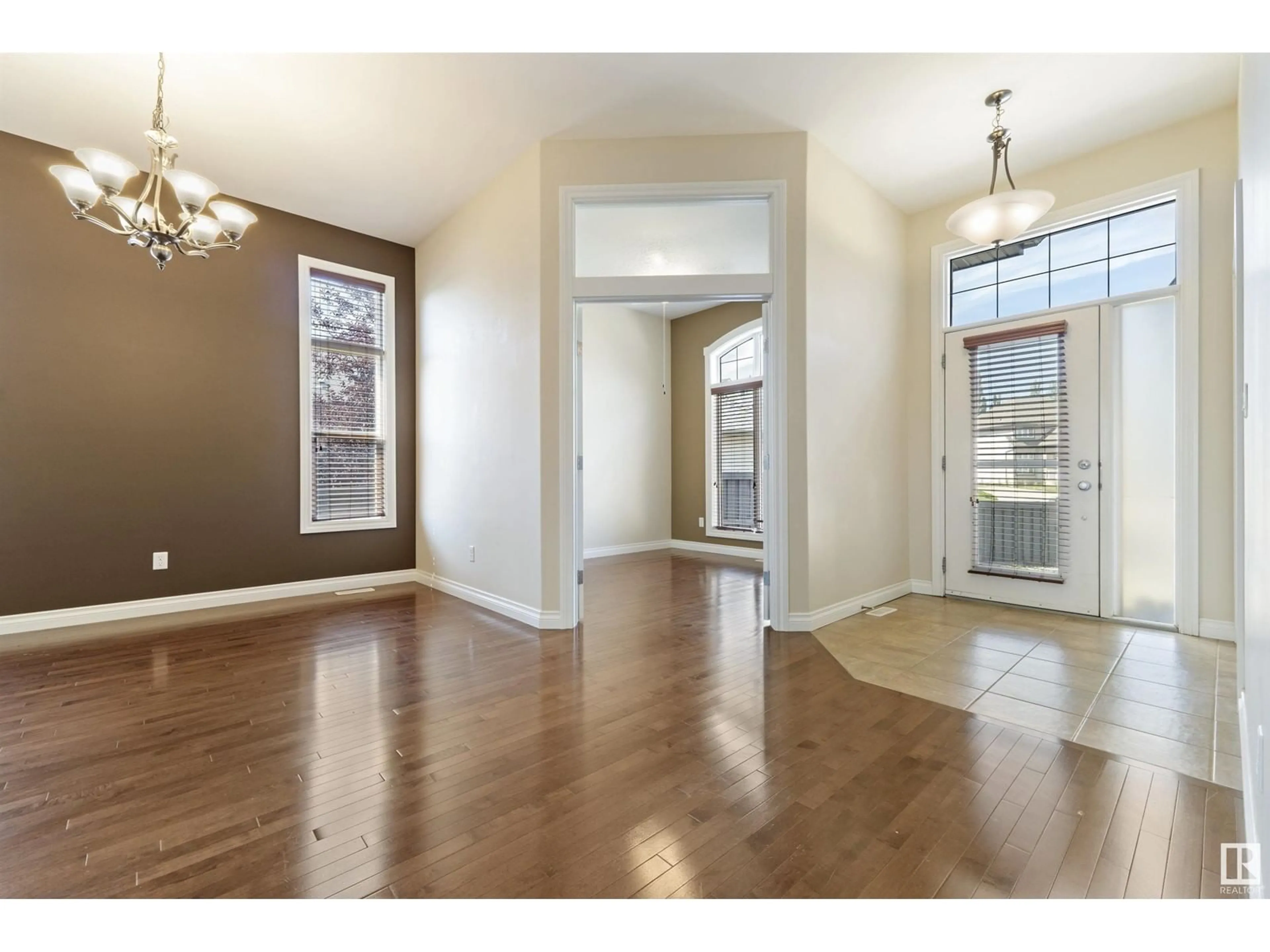 Indoor entryway for 4117 MACNEIL CO NW, Edmonton Alberta T6R0H6