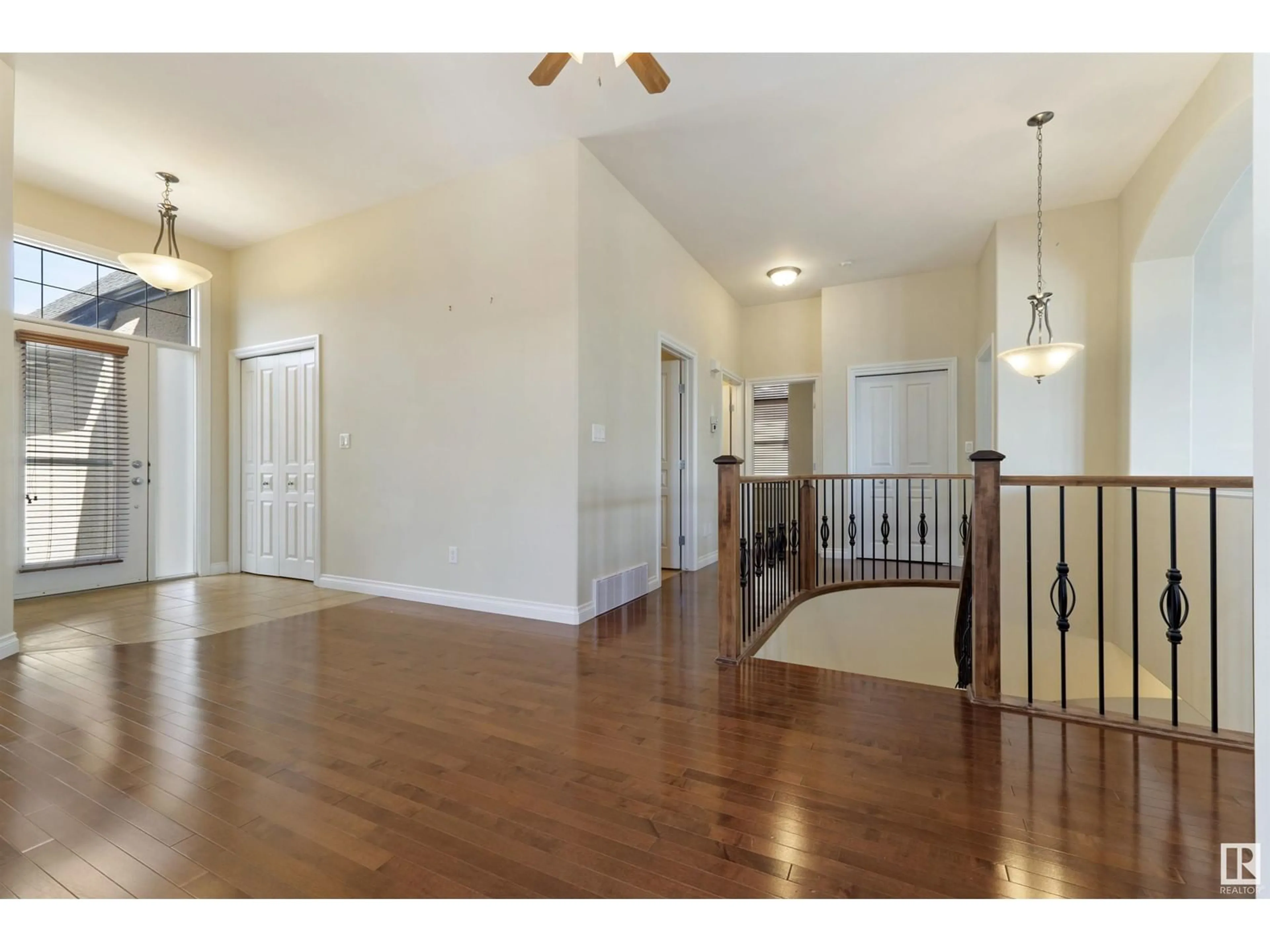 Indoor entryway for 4117 MACNEIL CO NW, Edmonton Alberta T6R0H6