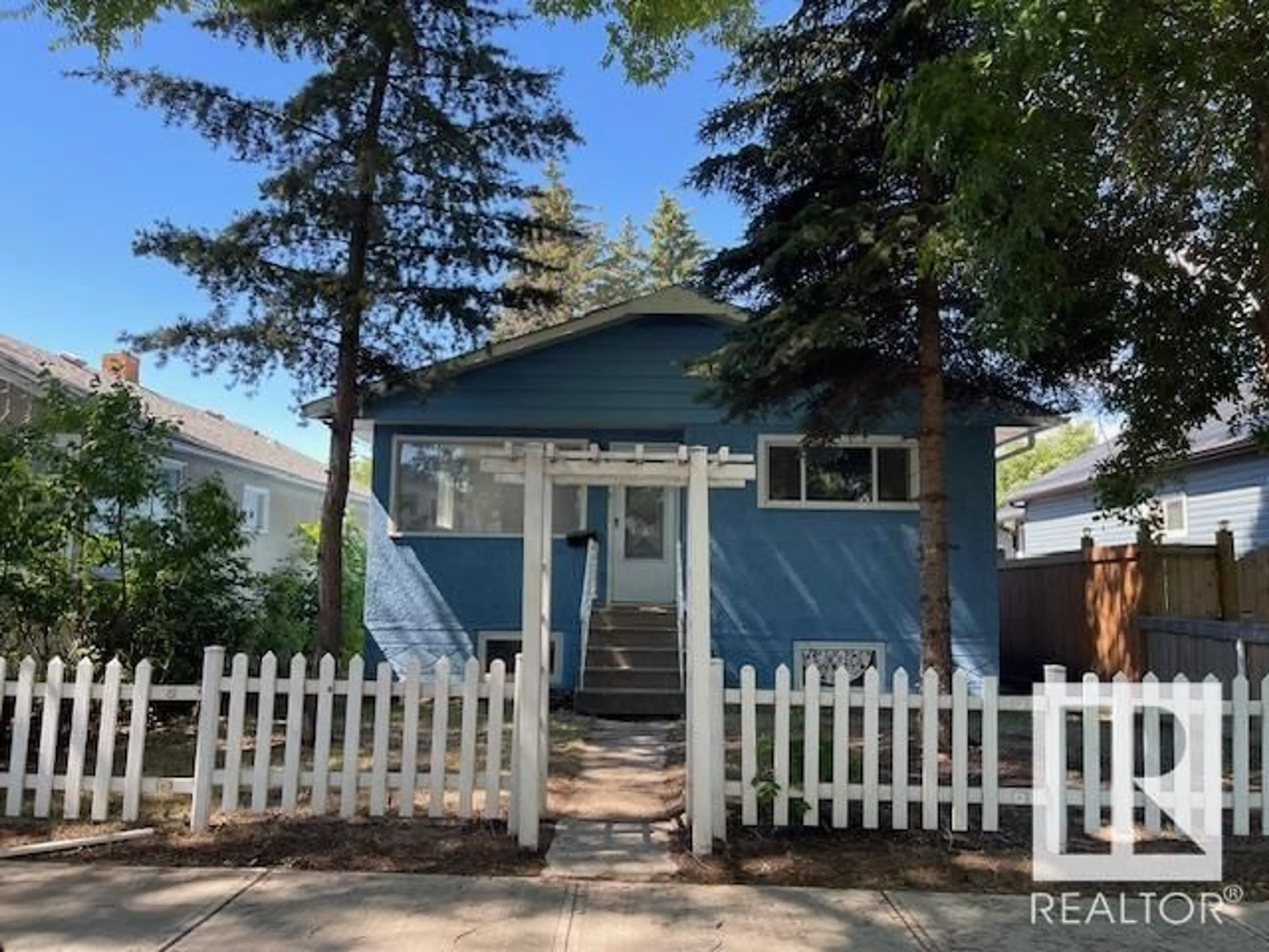 Frontside or backside of a home for 11814 70 ST NW, Edmonton Alberta T5B1T7