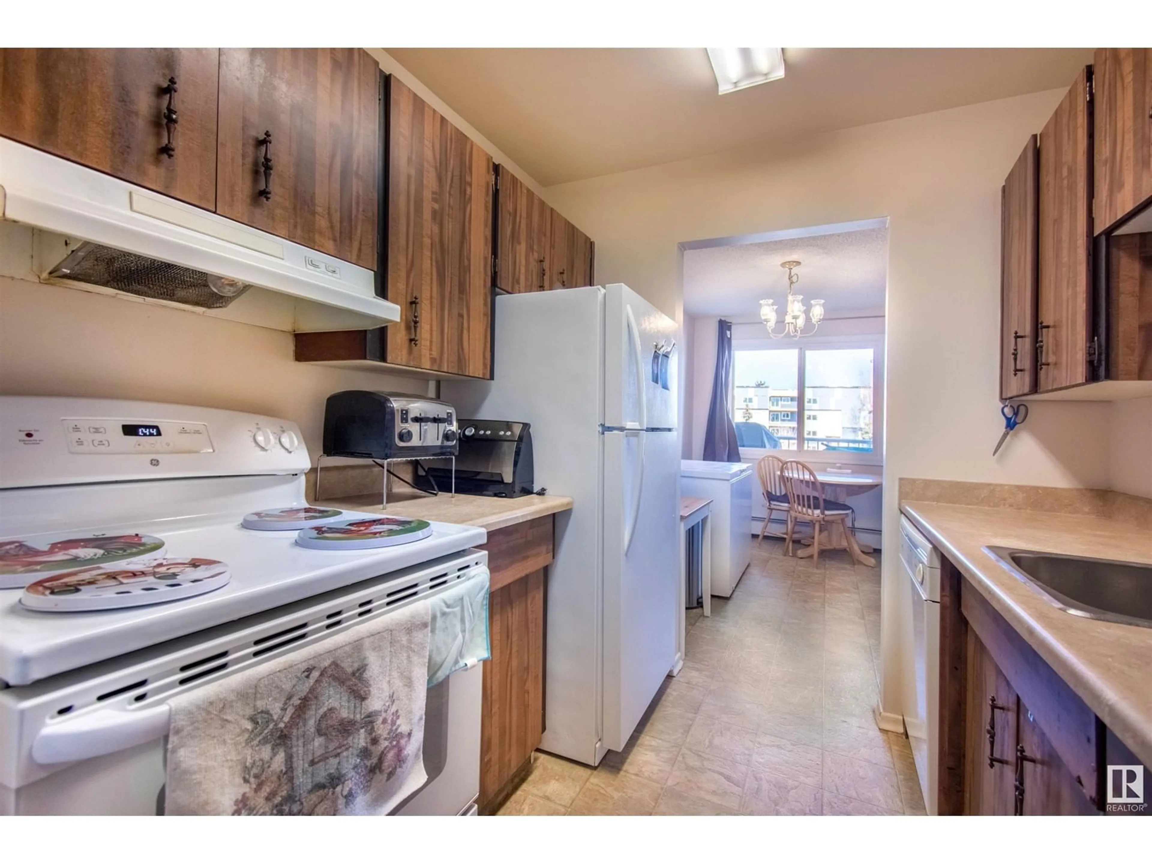 Standard kitchen, wood floors, cottage for #305 18204 93 AV NW, Edmonton Alberta T5T2V2