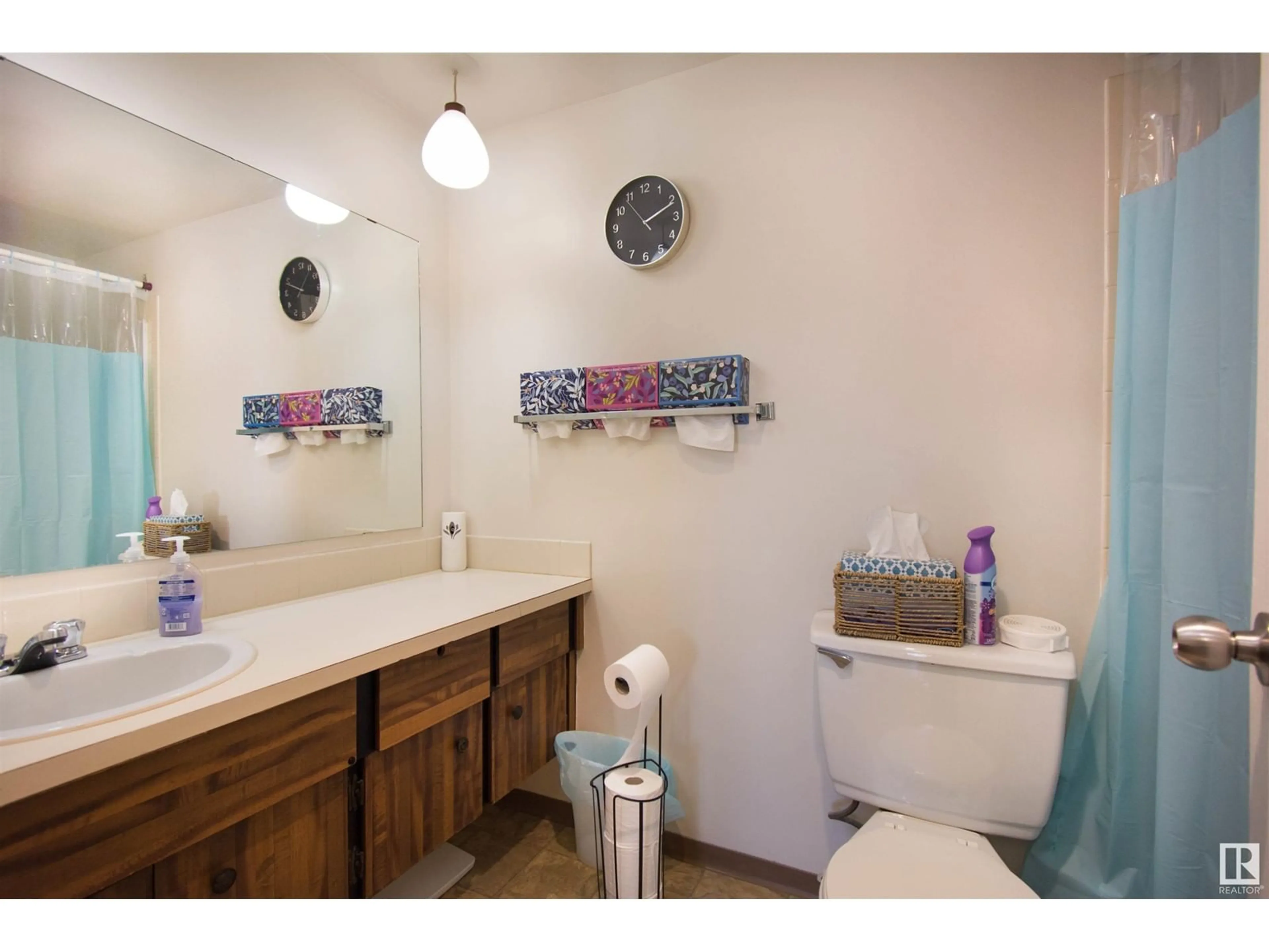 Standard bathroom, wood floors for #305 18204 93 AV NW, Edmonton Alberta T5T2V2